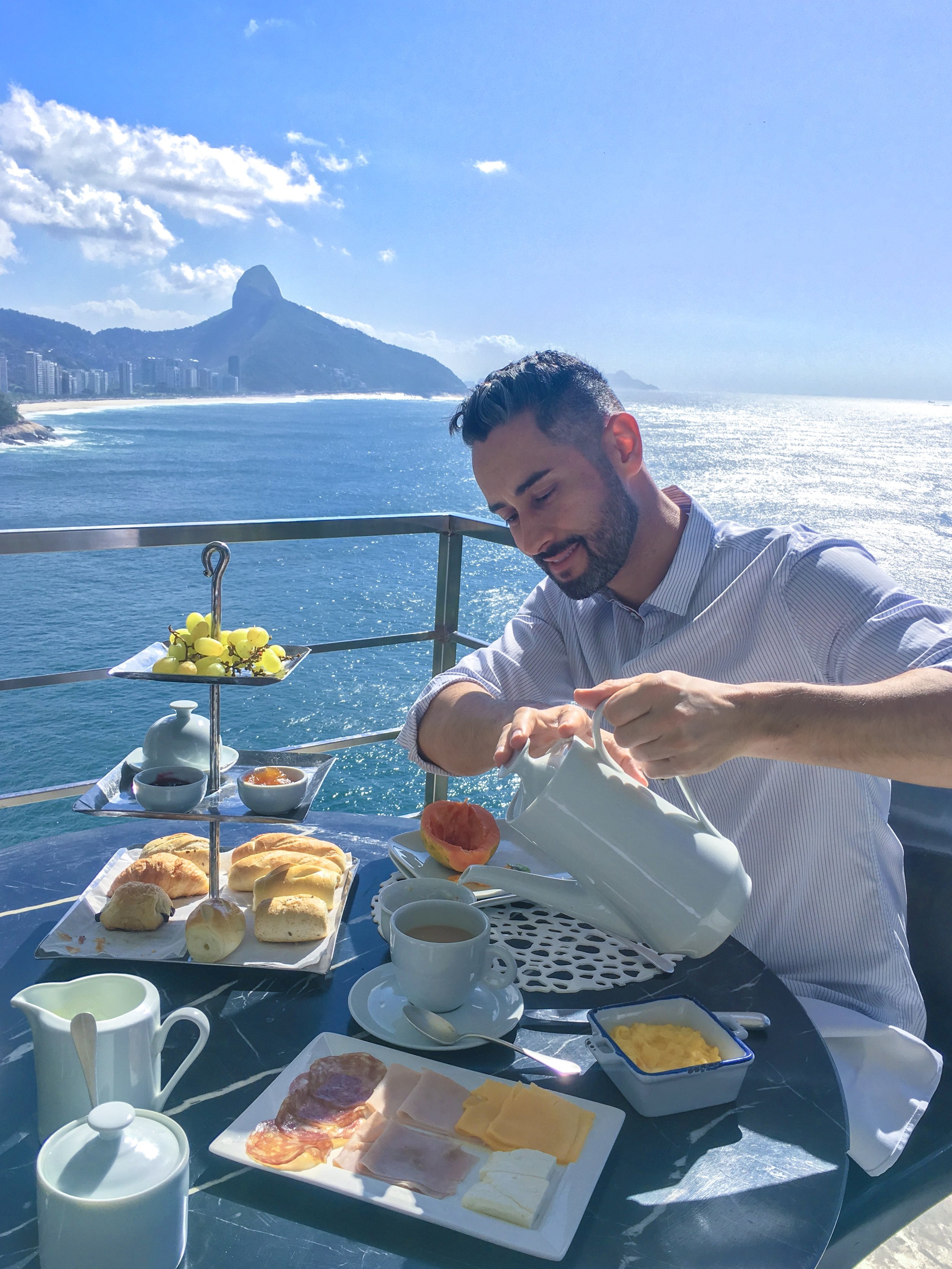  O café da manhã servido ao ar livre com direito à vista de cartão postal. 