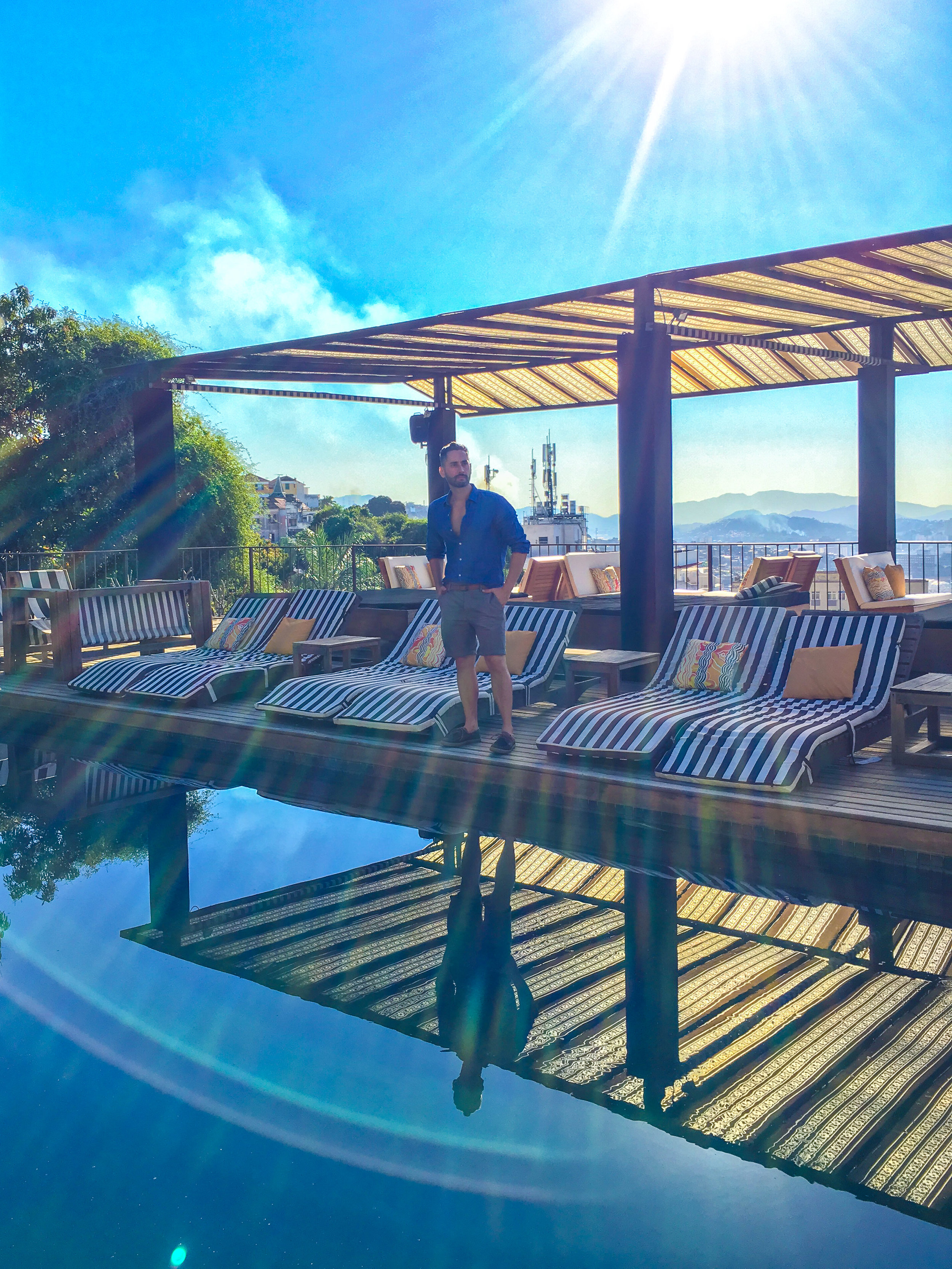  A piscina do hotel rodeada de árvores é o lugar ideal para relaxar e beber um bom drink. A vista do deck da piscina é deslumbrante.  