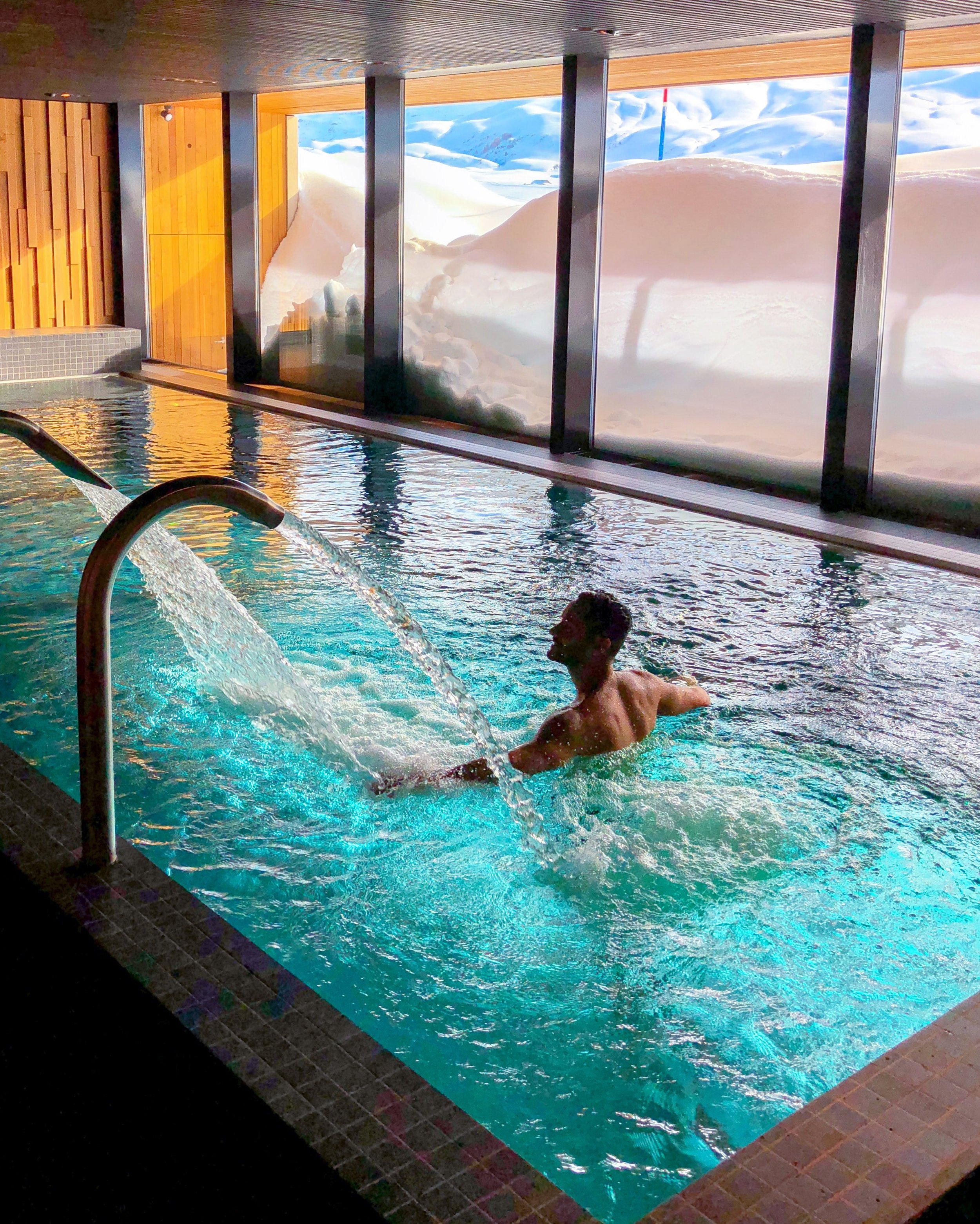  O Spa super moderno tem diversos tipos de saunas e essa piscina incrível com vista para a pista de esqui. 