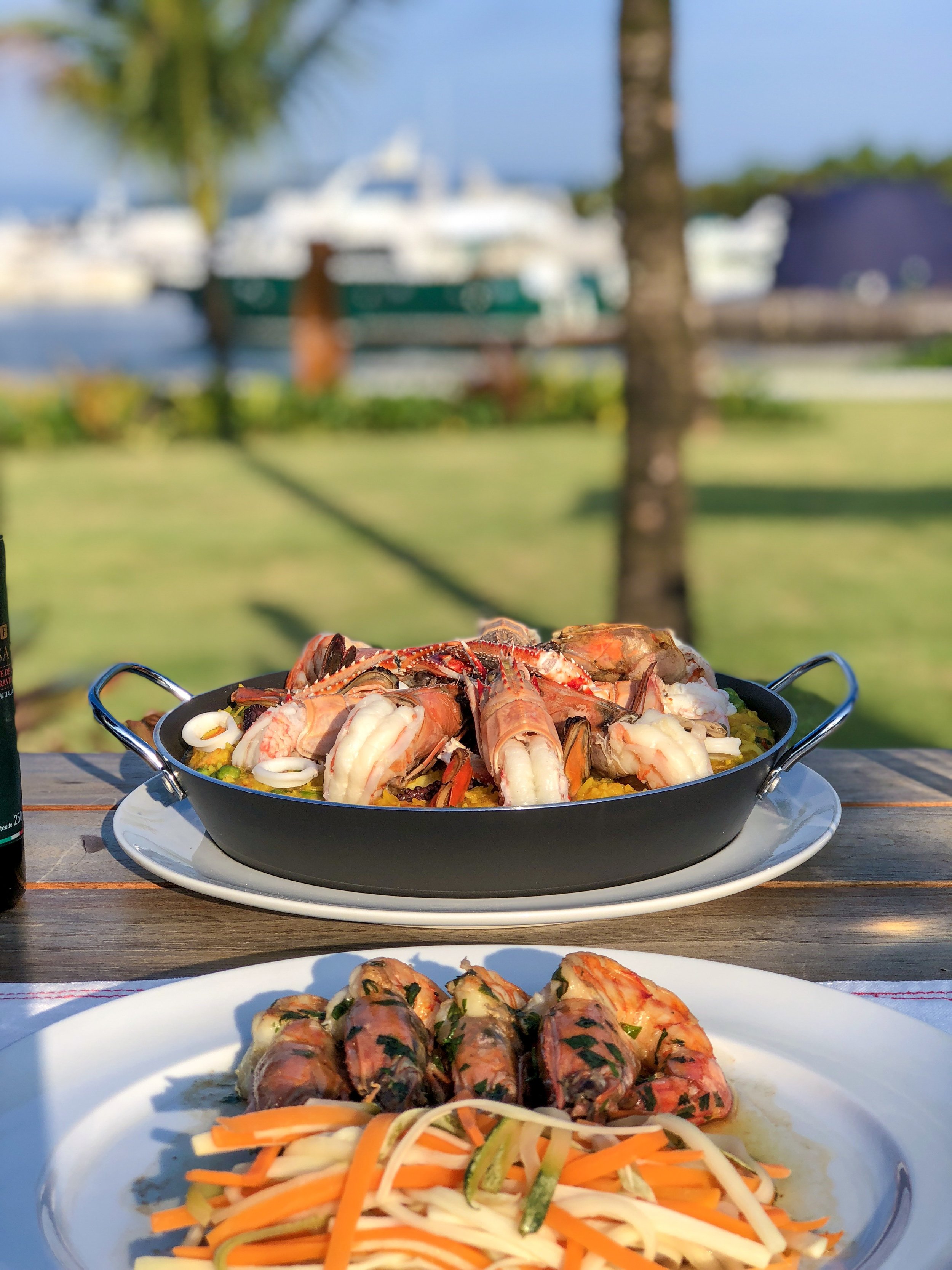  O Fasano Angra dos Reis tem dois restaurantes. O restaurante Praia e o Crudo: o primeiro com menu italiano e o segundo especializado em frutos do mar. 