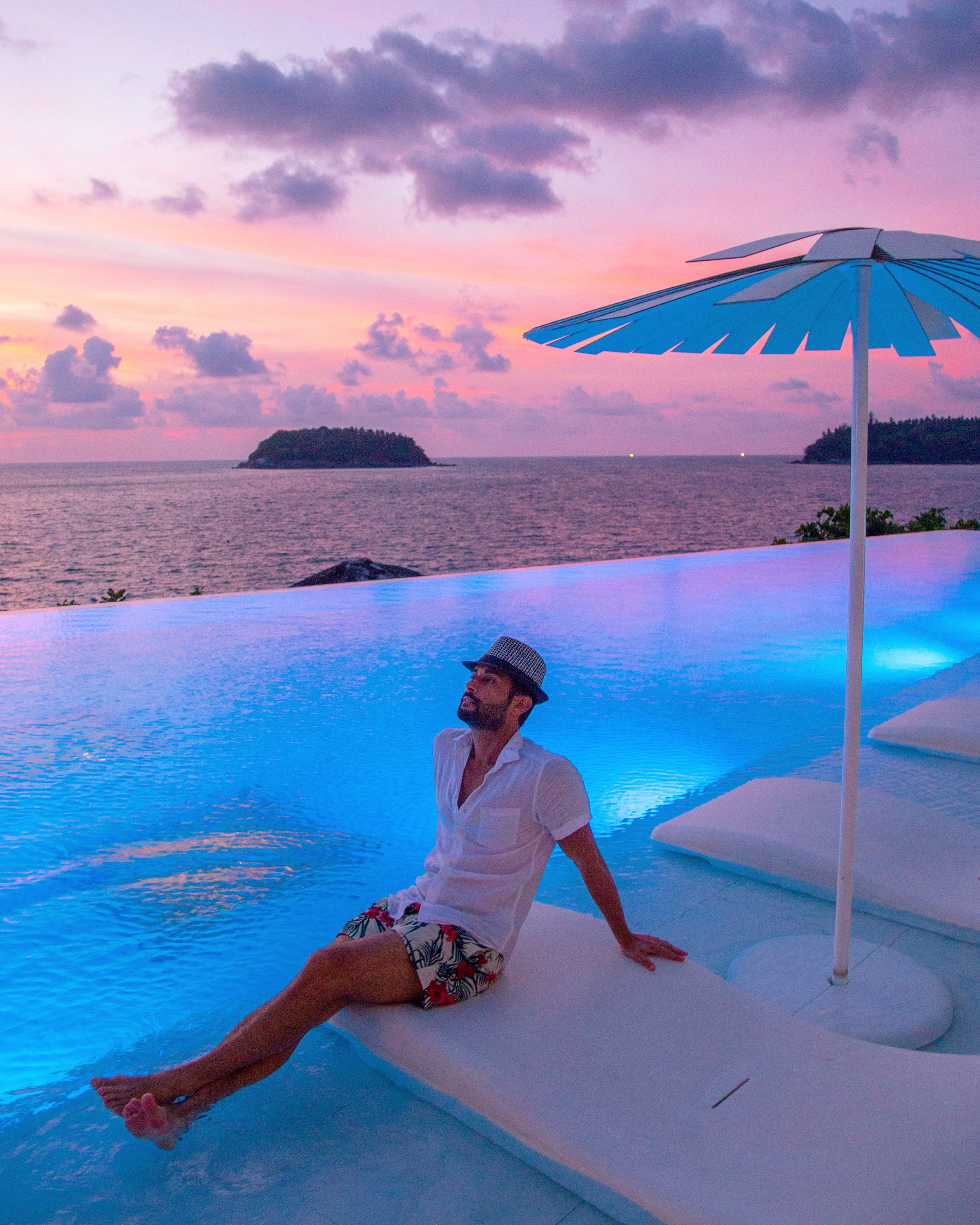 A piscina do Kata Rocks em Phuket é um dos pontos positivos desse hotel super premiado.  O restaurante e bar ficam à beira da piscina. Vale a pena jantar e assistir a esse pôr do sol mágico. 