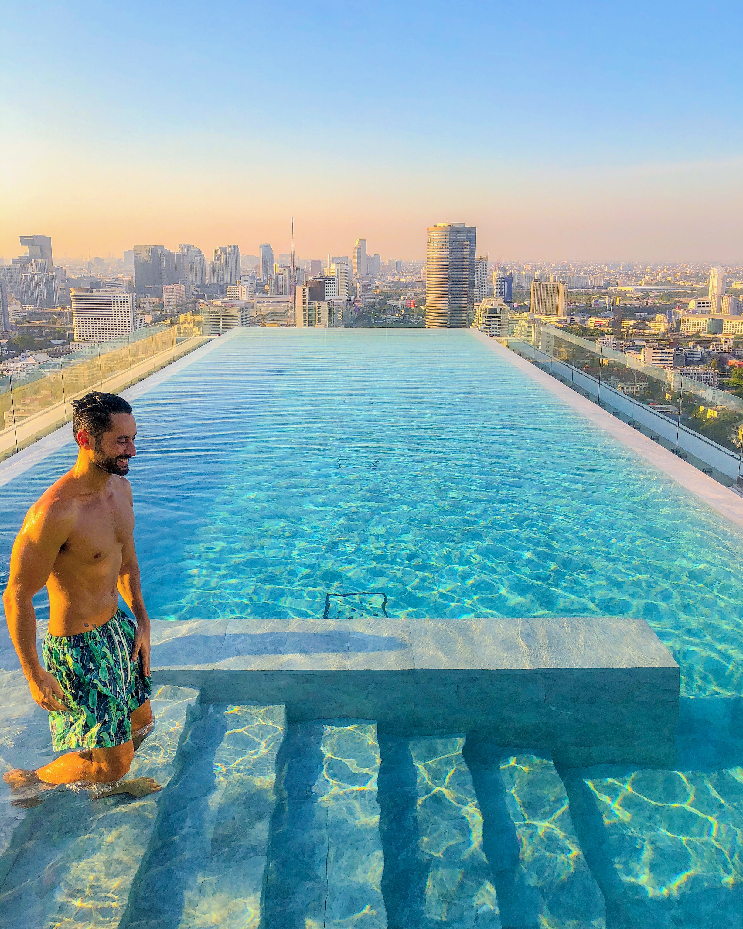  O 137 Pillars Suites and Residences em Bangkok é uma mistura de hotel e apartamentos. Com serviço excelente, decoração elegante, o hotel tem duas piscinas espetaculares em dois andares. A vista da cidade é de tirar o fôlego. 