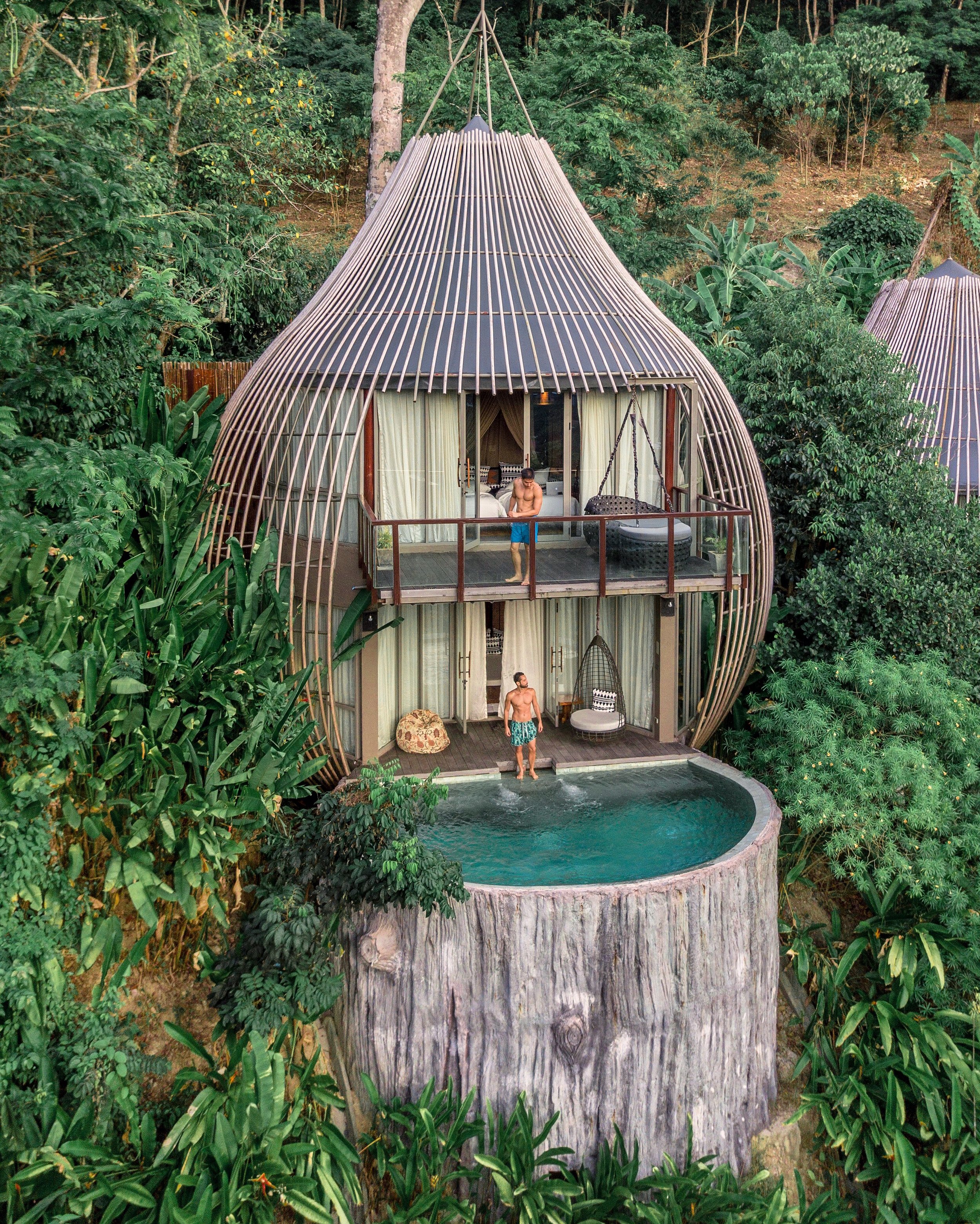 A Tree Pool Villa é uma casa na árvore de dois andares com piscina e design único.  
