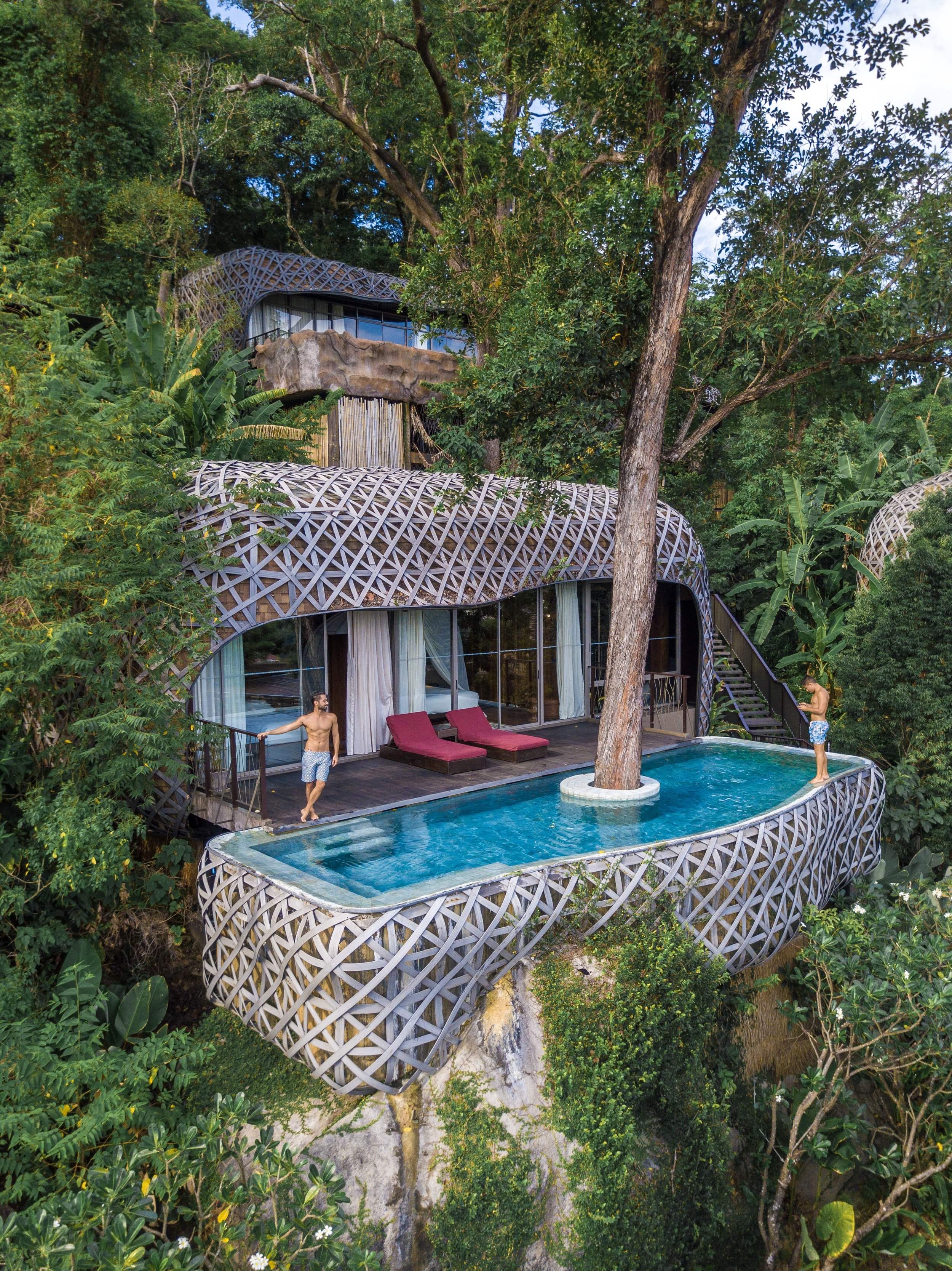  A Bird's Nest Villa talvez seja a mais famosa do hotel que fica localizado em meio à mata na ilha de Phuket. O design lembra um ninho de pássaro.  