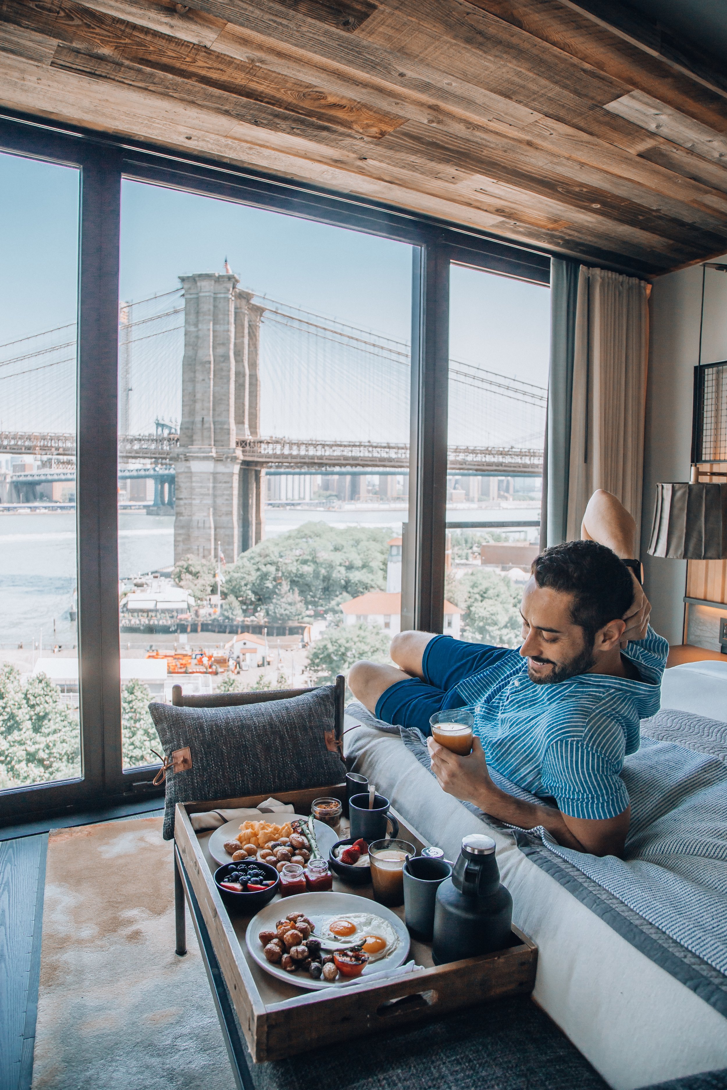  The Residence is the hotel's largest apartment with 2 suites, a spacious living room and breathtaking views of the Brooklyn bridge and Manhattan skyline. 
