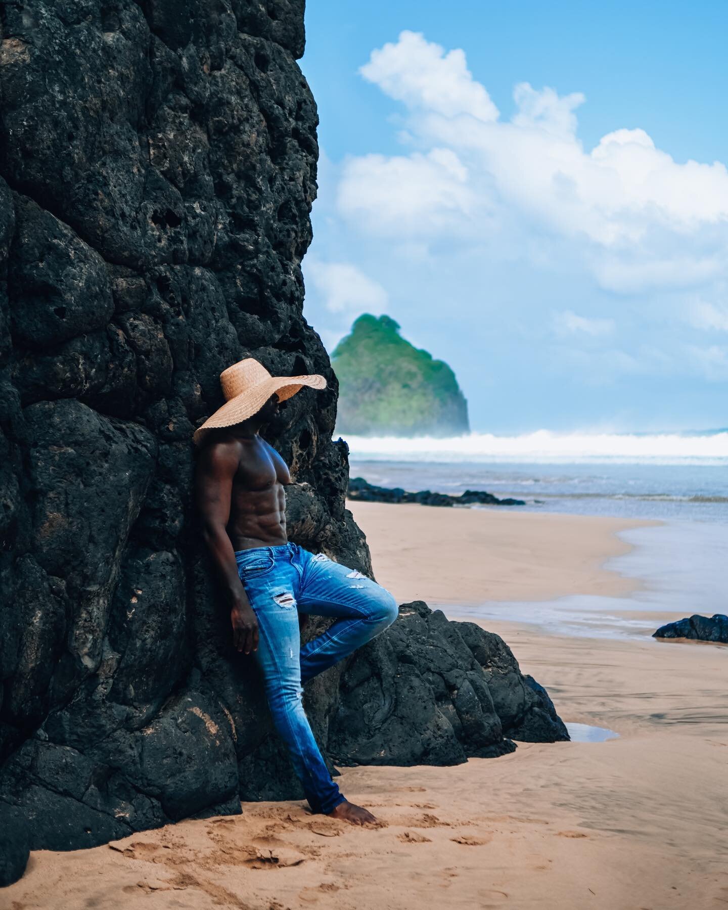 Getting creative in Fernando de Noronha 📸🏝️ Which photo is your favorite? 

-&gt; Swipe for a peek behind the scenes 
And save this post so you don&rsquo;t forget to visit this amazing island in Brazil!

Featuring @cfofana 

- - - 

Qual &eacute; a