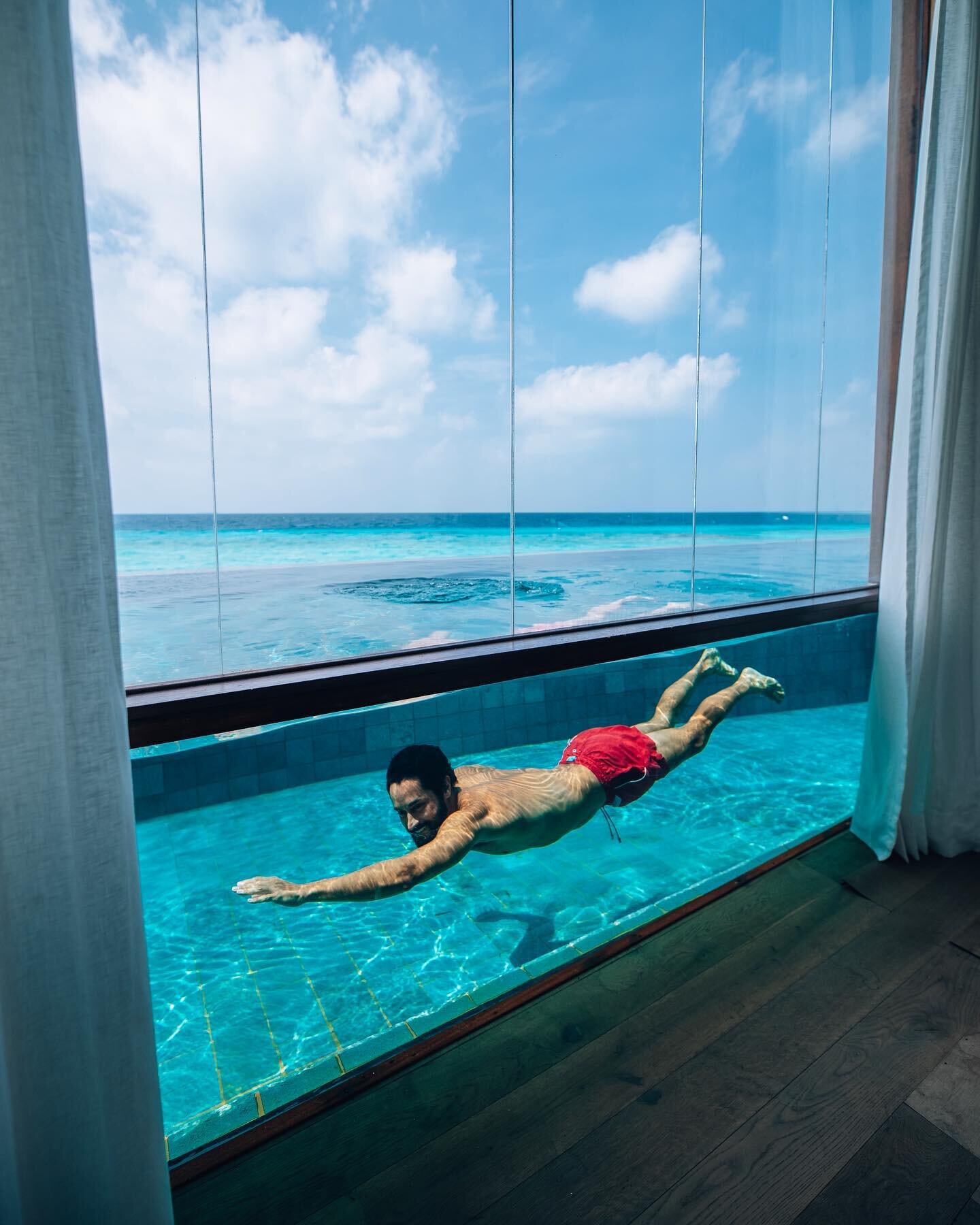 This huge villa in the Maldives features a &ldquo;private beach&rdquo;, its own restaurant, and a gym with this view into the infinity pool! [swipe for more]

💧Did you know that I&rsquo;ve stayed in over 20 of the best luxury resorts in the Maldives