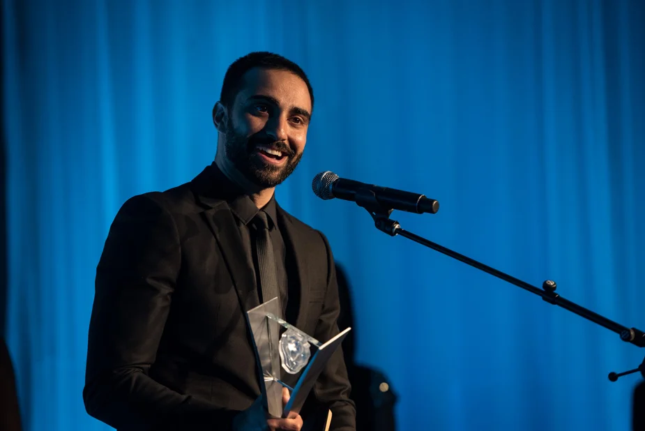 Lee Majdoub accepts his Leo Award for Best Guest Performance by a Male in a Dramatic Series for his role on Dirk Gently's Holistic Detective Agency . Photo by Wendy D Photography