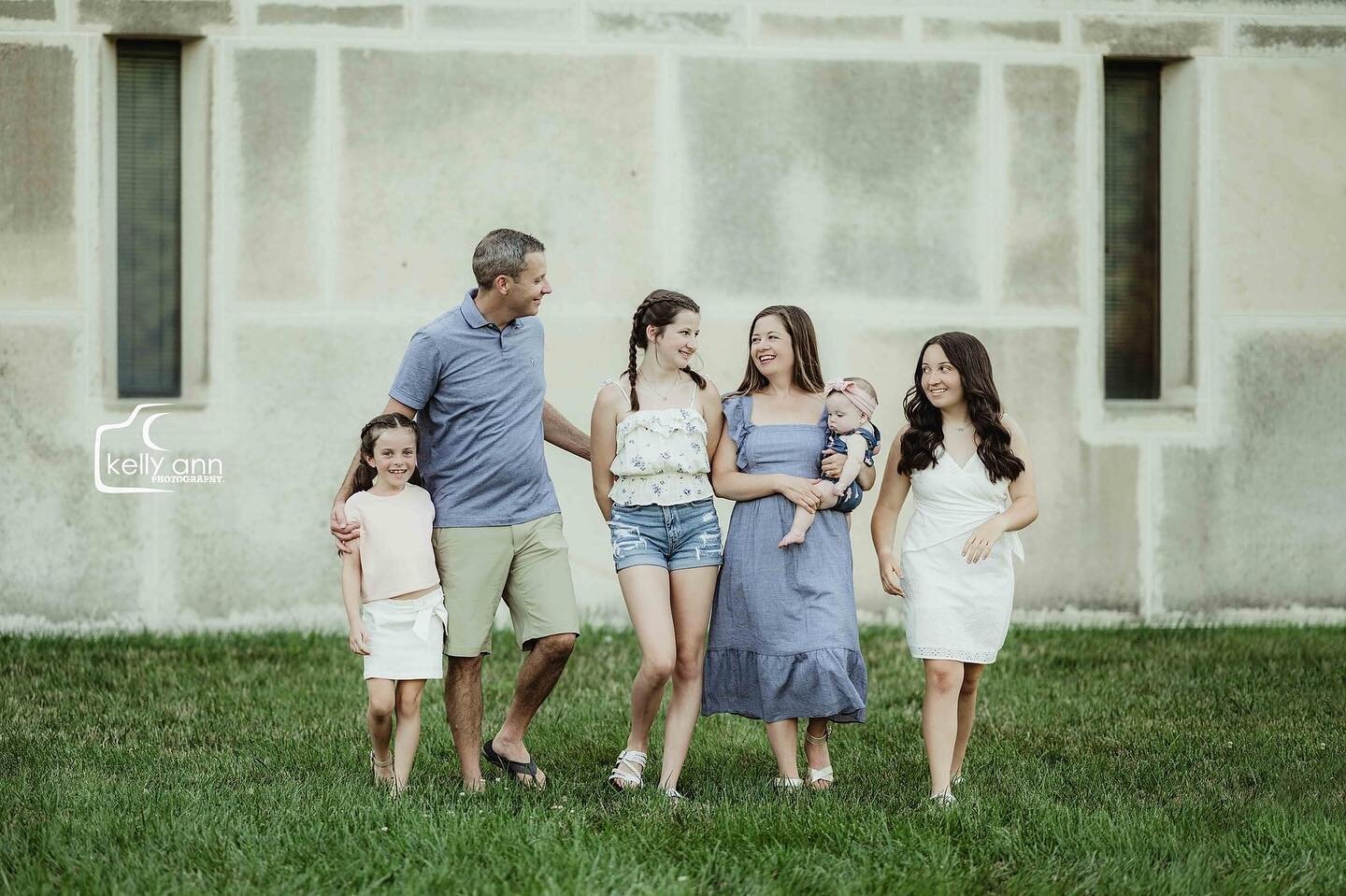 What is THE most stressful part of scheduling your family portrait session.....? 

For most people, it is choosing what to wear! 

The McPikes are a fantastic example of how to choose a wardrobe for a photo session! They have a consistent color palet