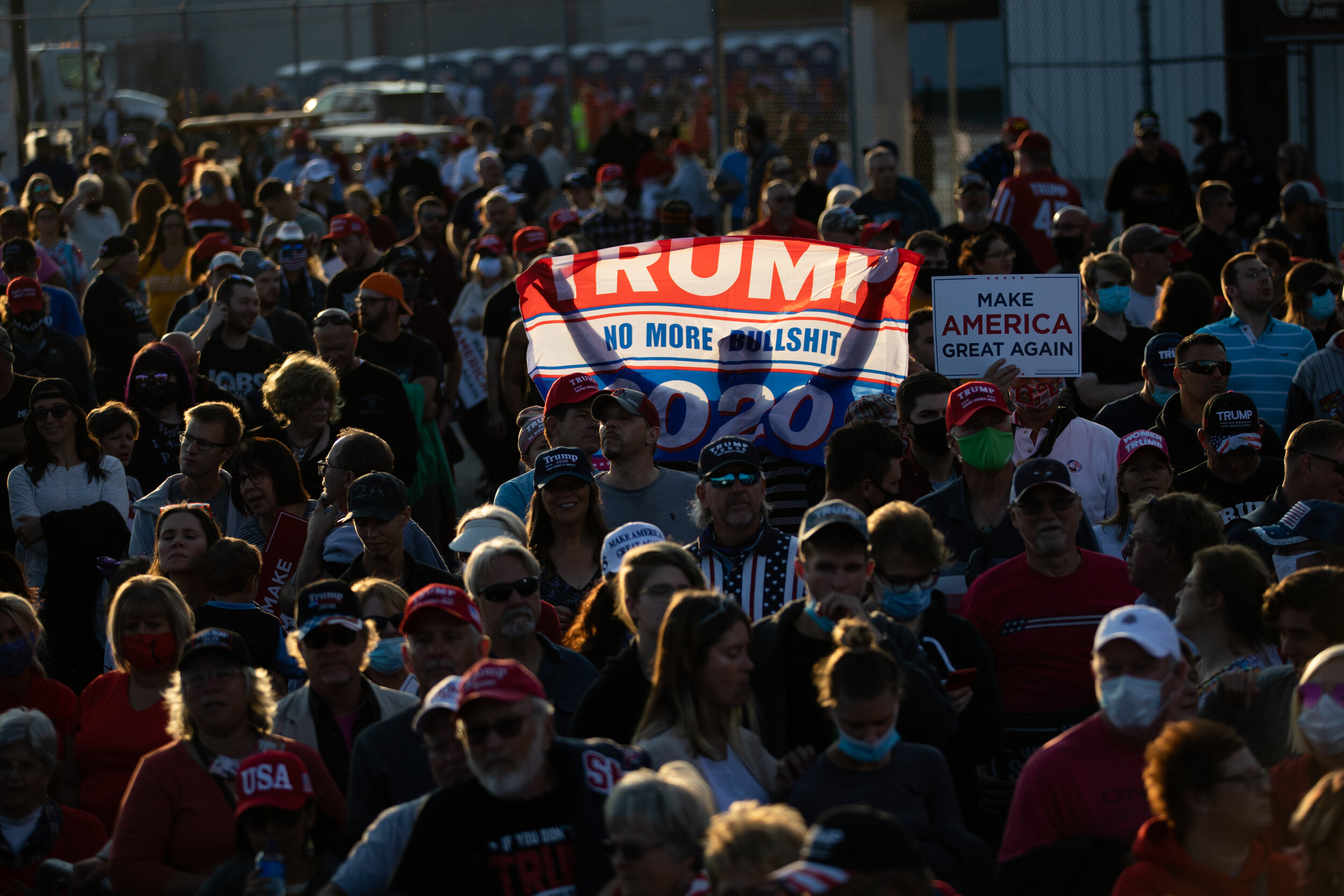  An attendee holds up a campaign flag as people gather during a 'Great American Come Back' campaign rally with U.S. President Donald Trump in Swanton, Ohio, U.S., on Monday, Sept. 21, 2020. (Emily Elconin for Bloomberg) 