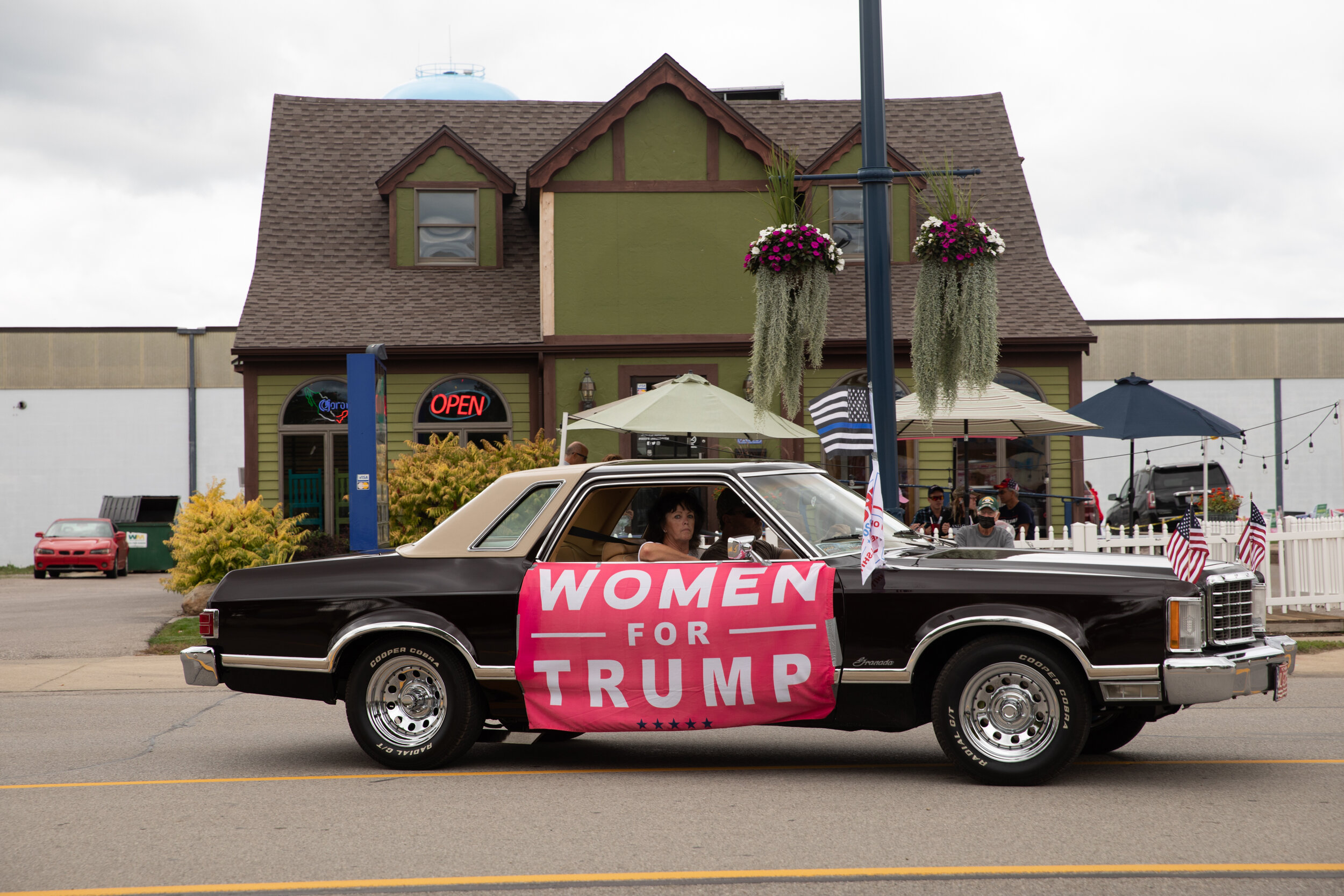  People take part in a classic car cruise in support of U.S. President Donald Trump and law enforcement in Frankenmuth, Michigan, U.S., September 13, 2020. (Emily Elconin for Reuters) 