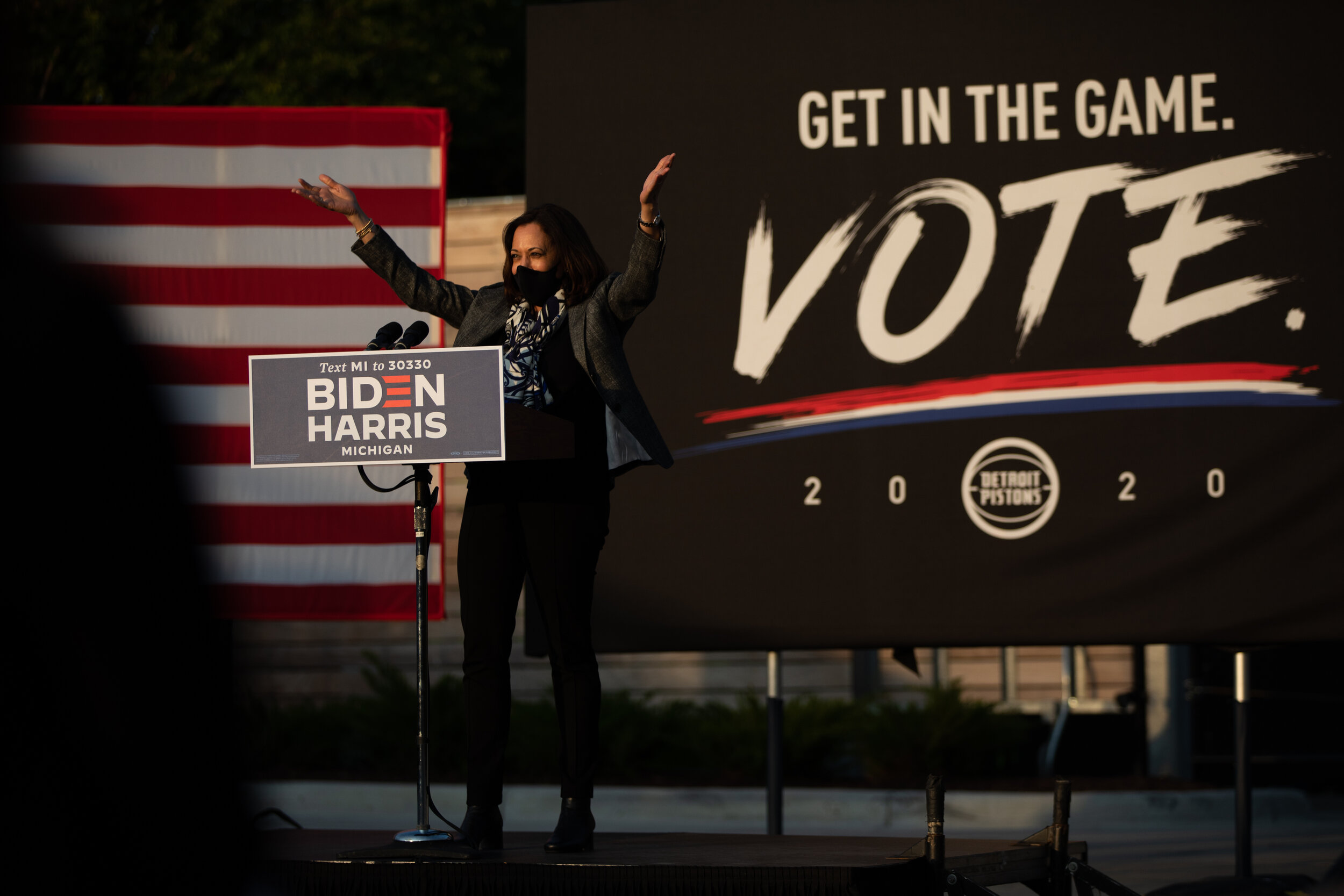  Democratic U.S. vice presidential nominee Senator Kamala Harris speaks to a crowd during a campaign visit in Detroit, Michigan, U.S., September 22, 2020. (For Reuters) 