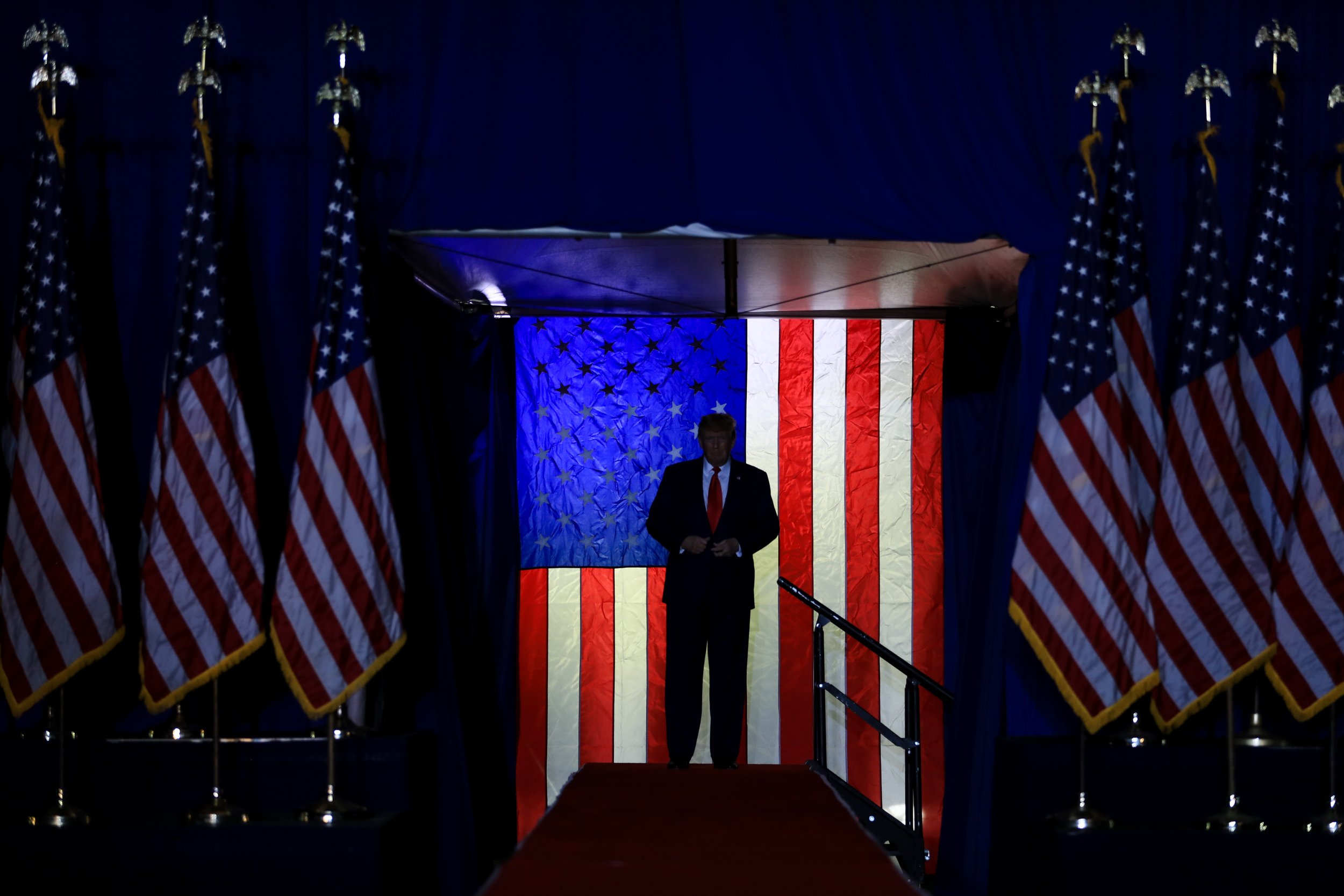  Former U.S. President Donald Trump makes his entrance into a rally held in Washington, Michigan U.S. April 2, 2022. (Emily Elconin for Reuters) 