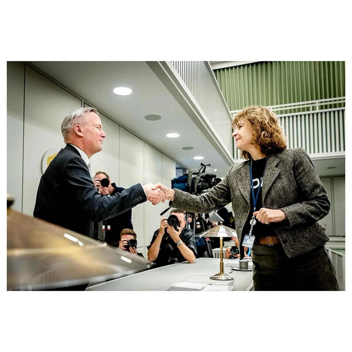 Eric van der Burg (VVD) en Edith Schippers (VVD) schudden elkaar de hand na de stemming over de spreidingswet in de Eerste Kamer. Dankzij de steun van de VVD-fractie is er toch een meerderheid voor de omstreden wet.

Edit met dank aan @remkodewaal 🙌
