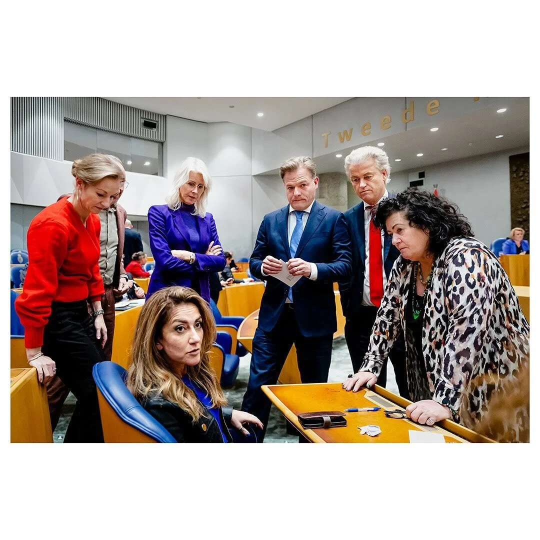 Yes! 🤩 Winnaar van de Nieuwsfoto van het jaar 2023!! 🥳🏆

Dilan Yesilgoz (VVD), Pieter Omtzigt (NSC), Geert Wilders (PVV) en Caroline van der Plas (BBB) overleggen over een motie tijdens een schorsing van een debat in de Tweede Kamer over de verkie