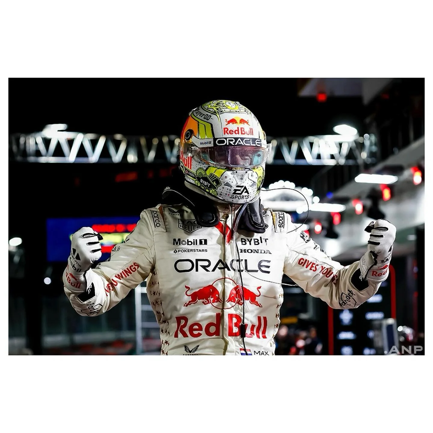 Max Verstappen wint in een speciaal Elvis-racepak de Grand Prix van Las Vegas, zijn 18e zege dit seizoen. 

Edit door @photorobinvanlonkhuijsen 🔥

@anpfoto.nl #lasvegasgp #lasvegas #sportsphotograhy #photojournalism #fotojournalistiek #maxverstappen