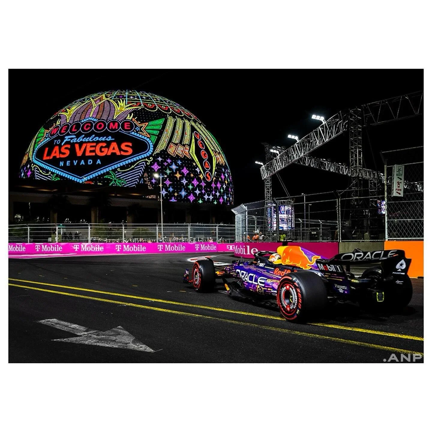 Volop actie in Las Vegas: Max Verstappen racet langs de Sphere en over de Strip tijdens de vrije trainingen en kwalificatie voor de Grand Prix. Verstappen start de race vanaf de tweede plek.

@anpfoto.nl #lasvegasgp #lasvegas #sportsphotograhy #photo
