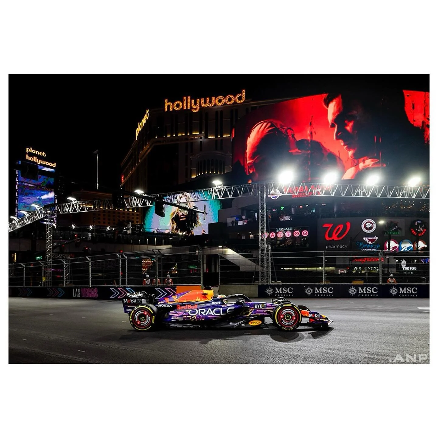 Een slecht begin van Formule 1 in Las Vegas: de eerste vrije training voor de Grand Prix is al na 8 minuten gestaakt omdat een putdeksel op de Strip losraakte. 

@anpfoto.nl #lasvegasgp #lasvegas #sportsphotograhy #photojournalism #fotojournalistiek 