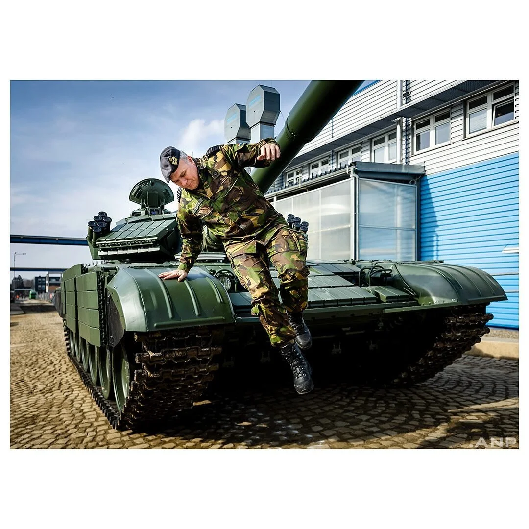 Commandant der Strijdkrachten Onno Eichelsheim tijdens een bezoek aan een wapenfabriek in Tsjechi&euml;. In de fabriek worden oude Sovjet-tanks met steun van Nederland gemoderniseerd, voordat ze aan Oekra&iuml;ne geleverd worden.

@anpfoto.nl #defens