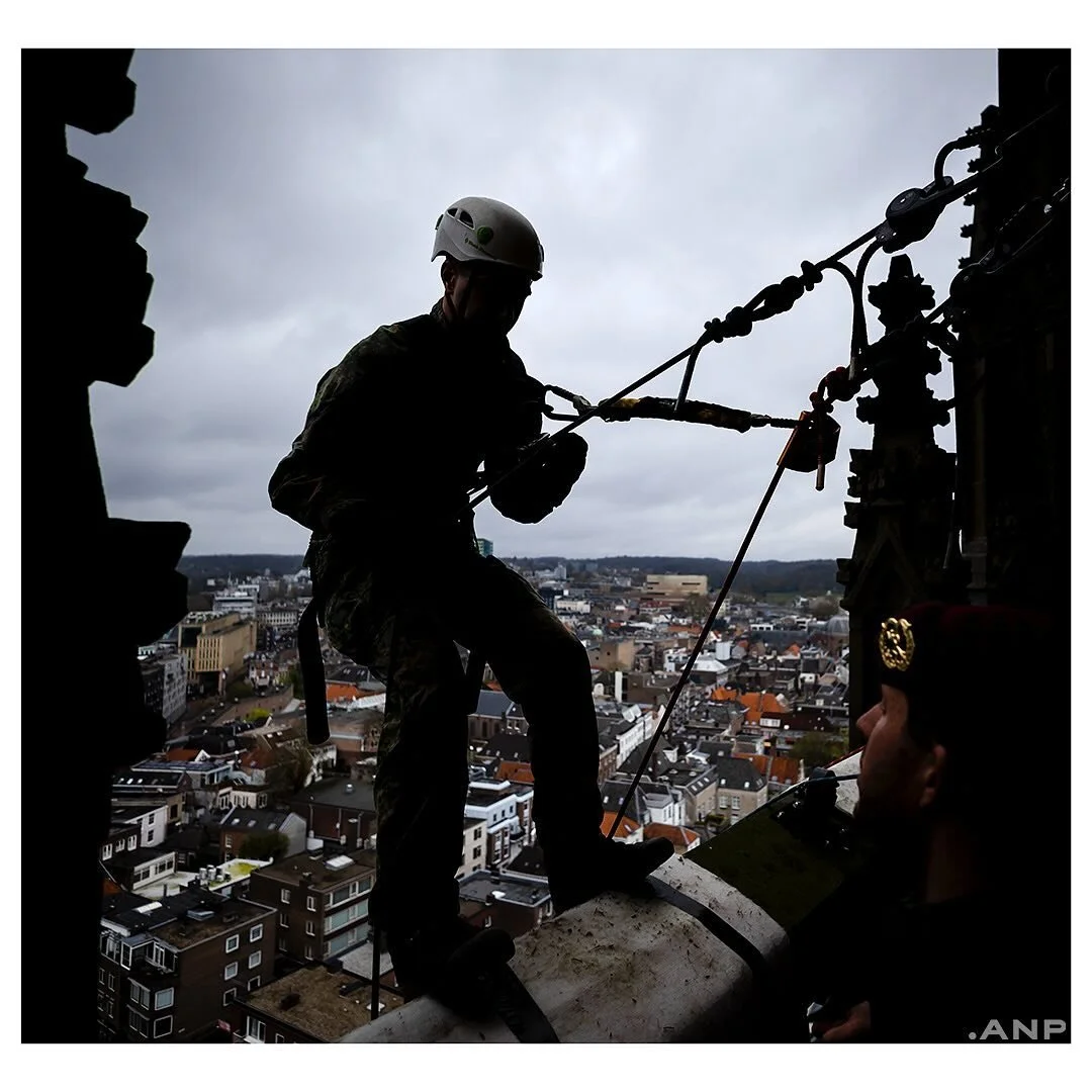 Militairen van de luchtmobiele brigade van de Koninklijke Landmacht abseilen vanaf de Arnhemse Eusebiuskerk tijdens de bevoorradingsoefening BEVOSEAL.

@anpfoto.nl #nieuws #defensie #oefening #bevoseal #luchtmobielebrigade
