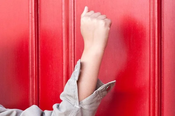 Child-knocking-a-door.jpg