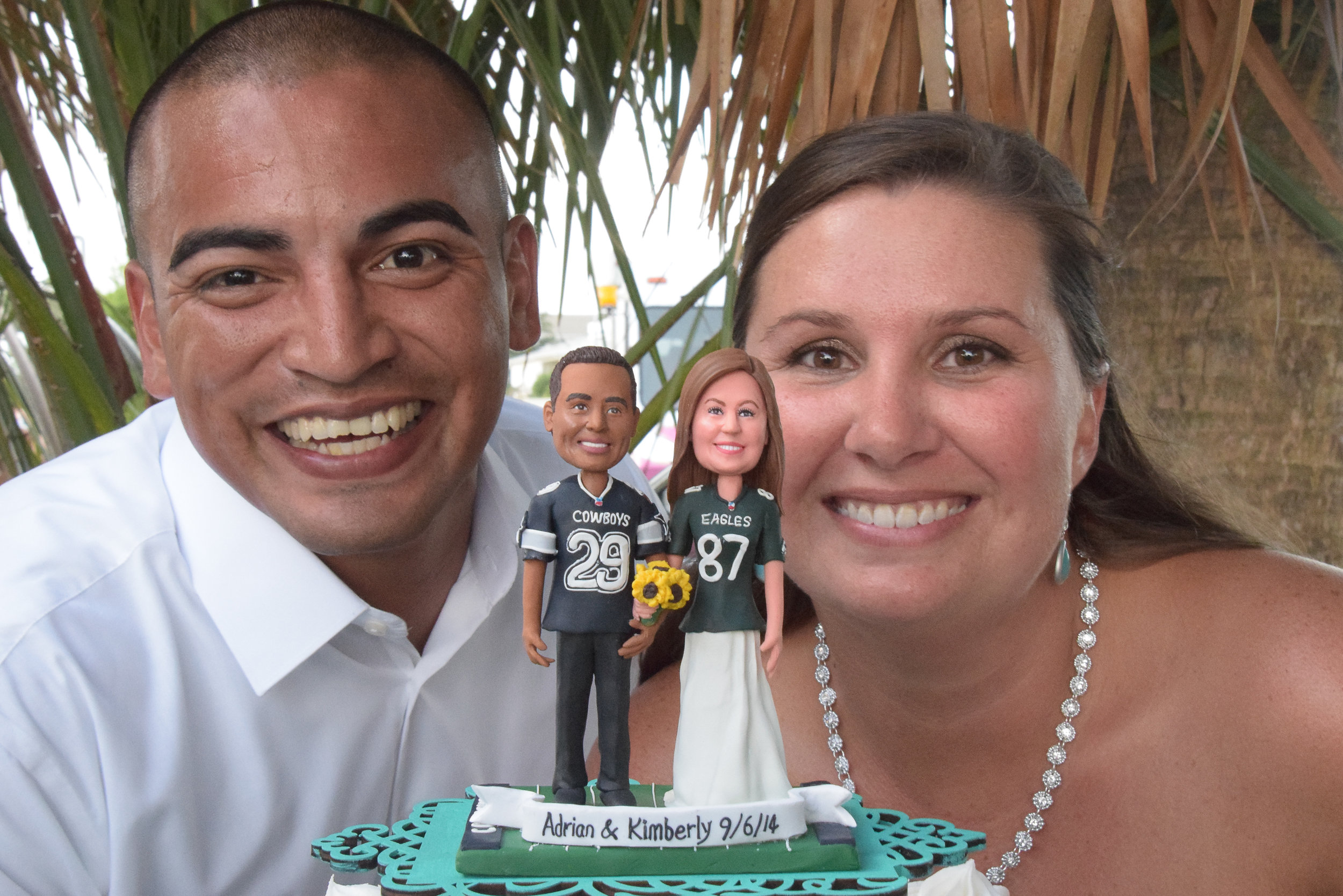 Bobbleheads with bride and groom.