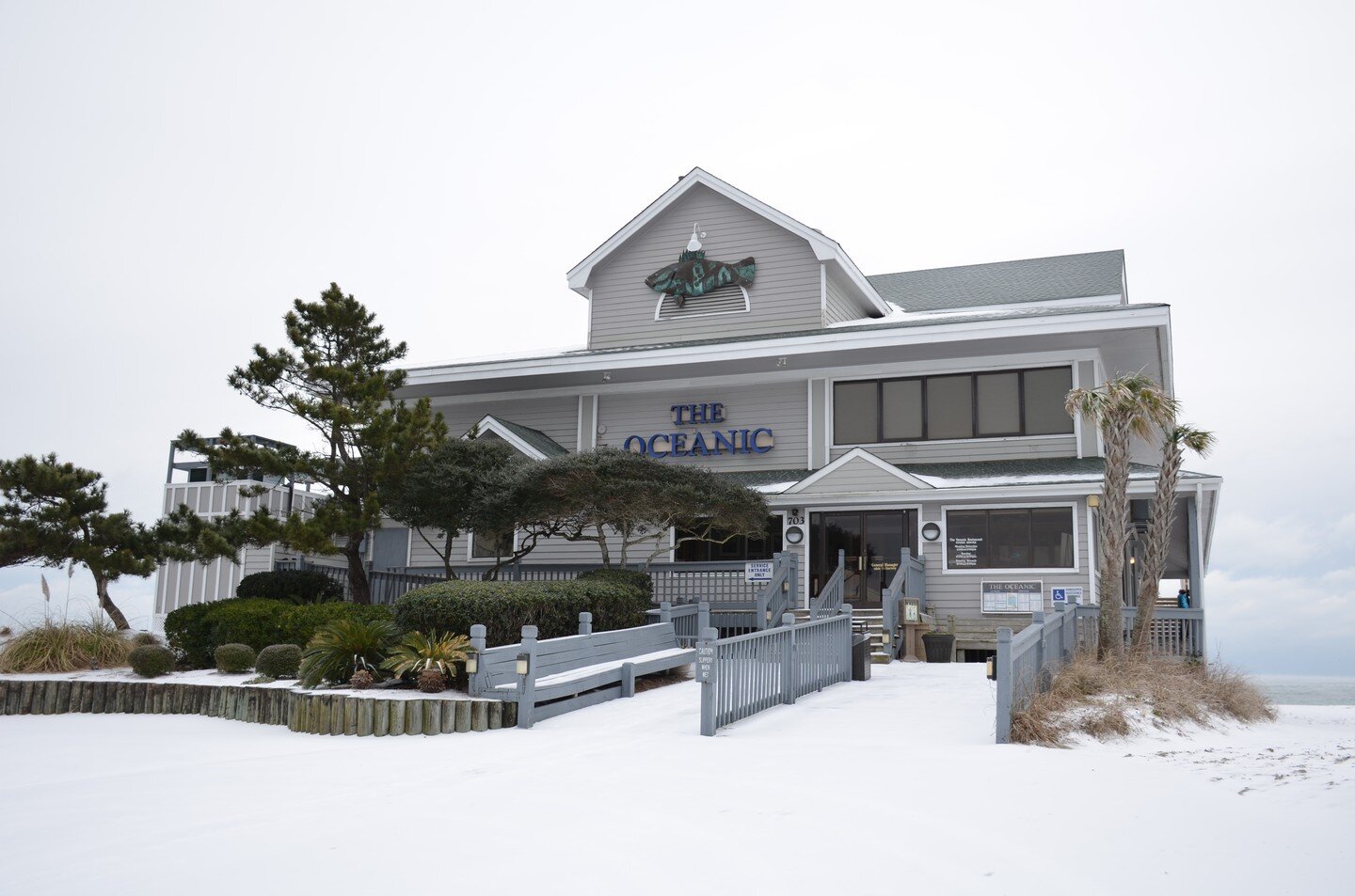 Snow in Wilmington. Since they're calling for snow, I'm posting a couple of pics from 2014, the last significant snowfall in Wilmington, NC. These were taken at the Oceanic and from the pier.

#wrightsvillebeach #oceanicrestaurant #snowonbeach #Wilmi