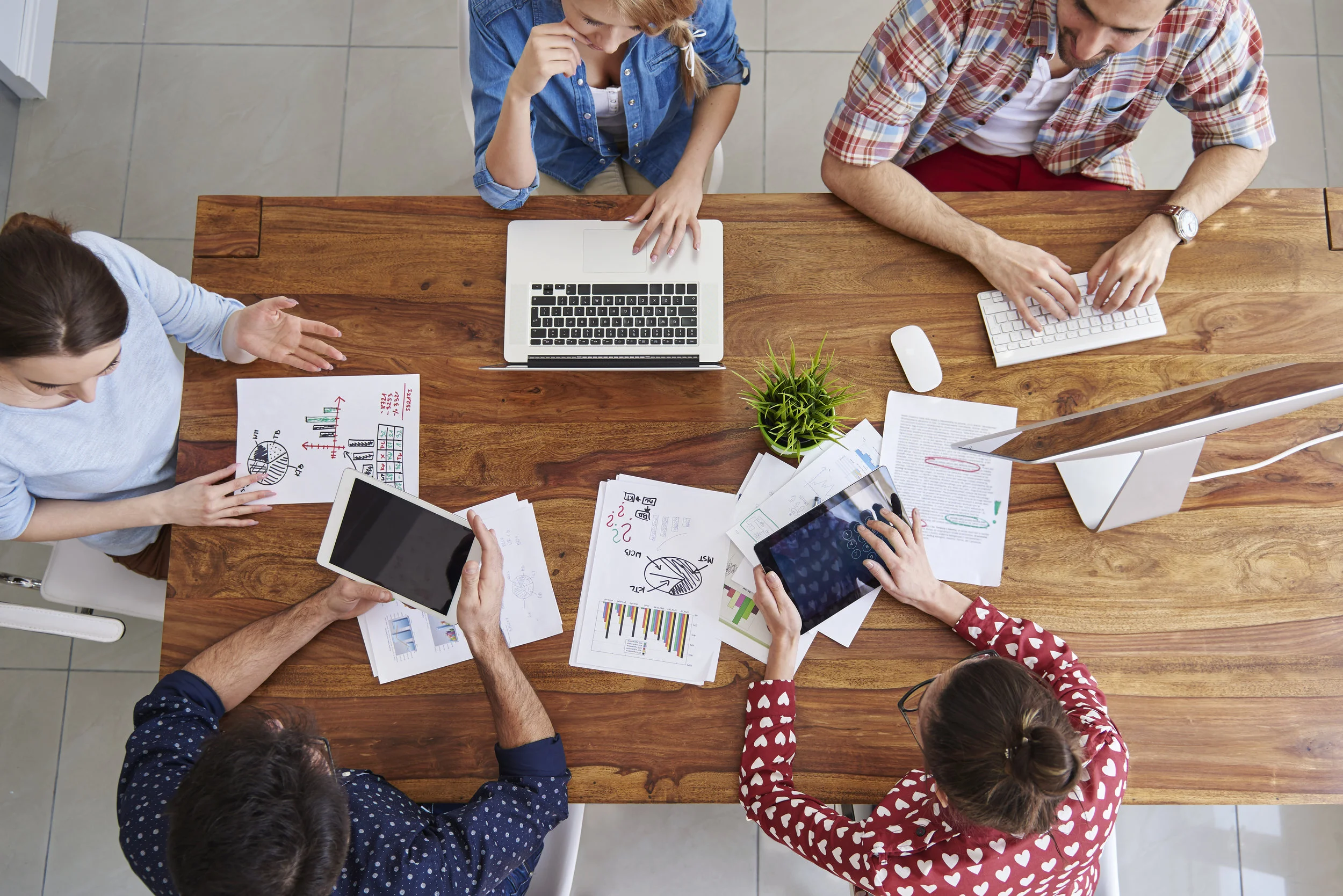 web-design-group-brain-storming-website-ideas-on-table.jpg