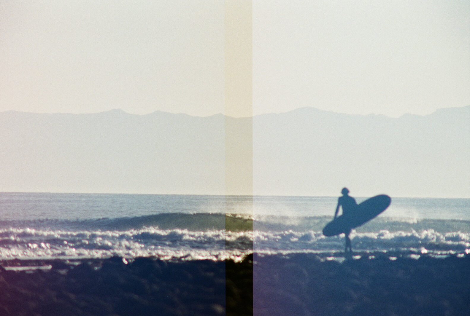 Longboarder silouette on beach_202011_6610026.jpg