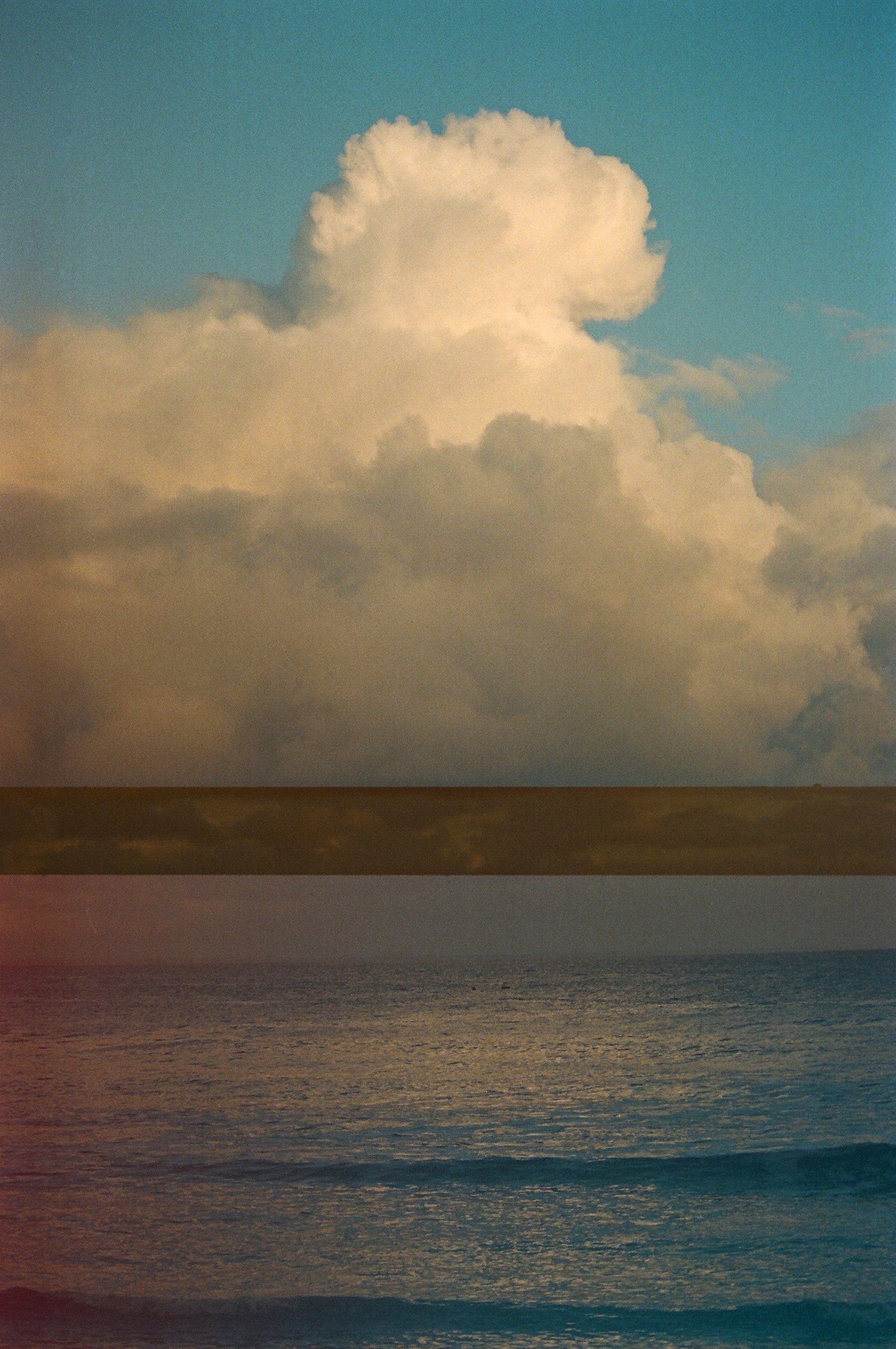 Cloud ocean vertical split_202304_90600013.jpg