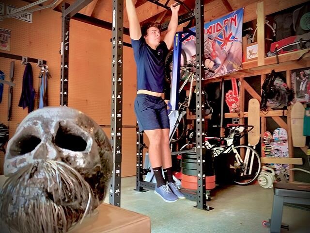 How much can you bench bro? 
I don&rsquo;t know. How long can you hang?
...
#atomic10gpp #atomic10gppskull #multisportathlete #youthstrengthtraining #howlongcanyouhang #atomiccrossfit #westsidebarbellruleofthree