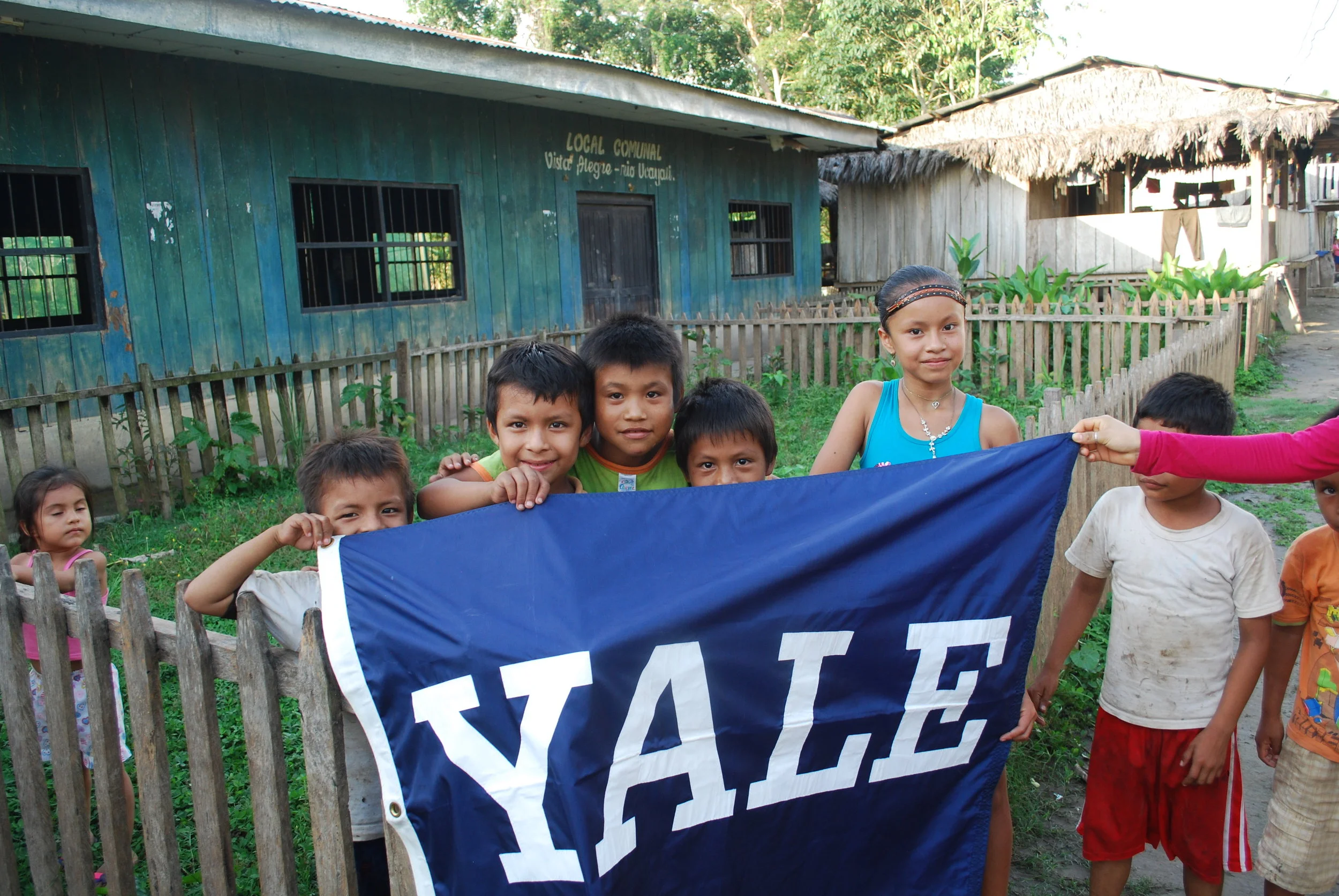 Niños y niñas de una comunidad del Amazonas peruano, a la cual visitamos en un viaje educativo de Yale