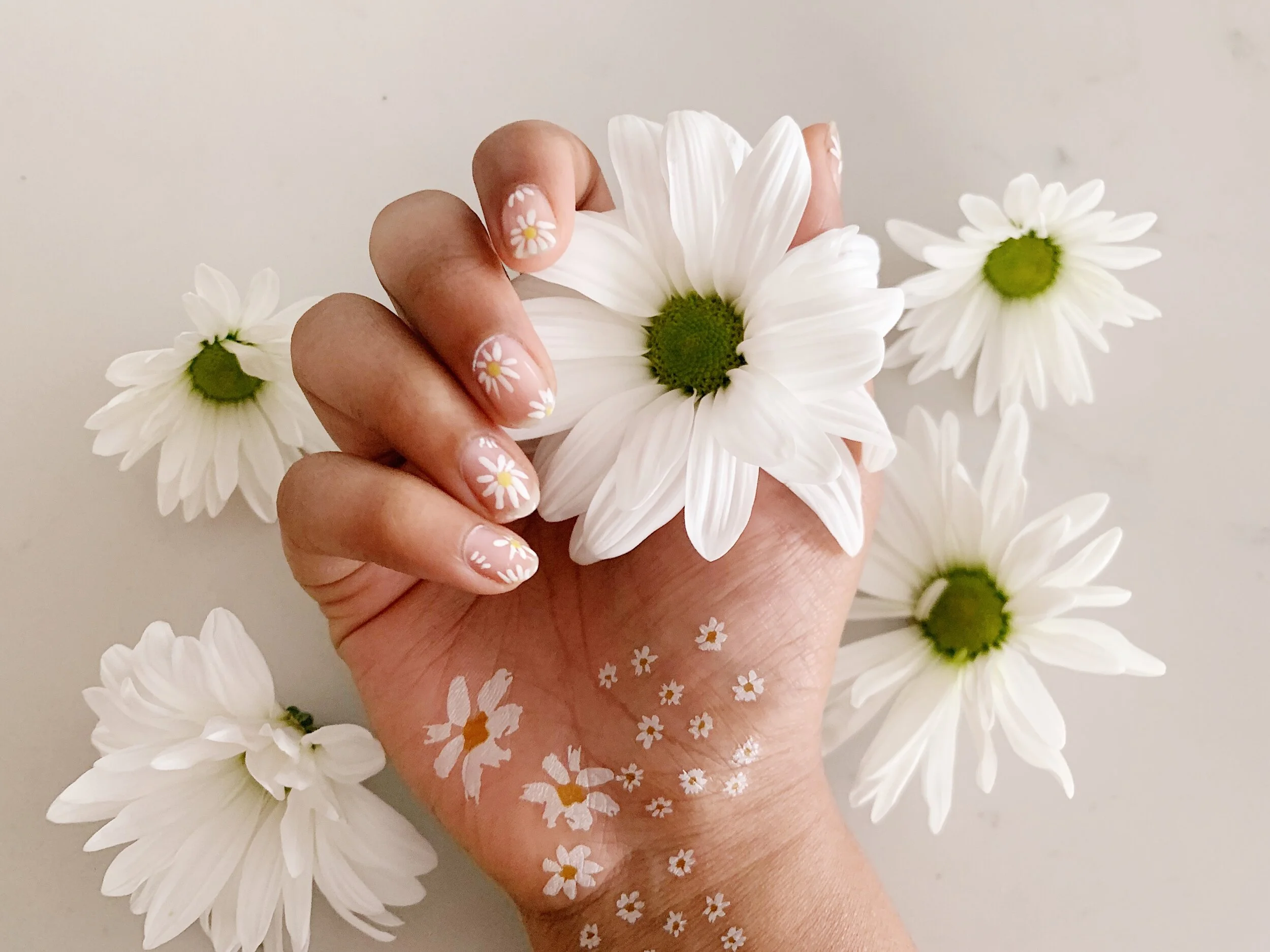 megglemynails_084_nochelladaisies.JPG