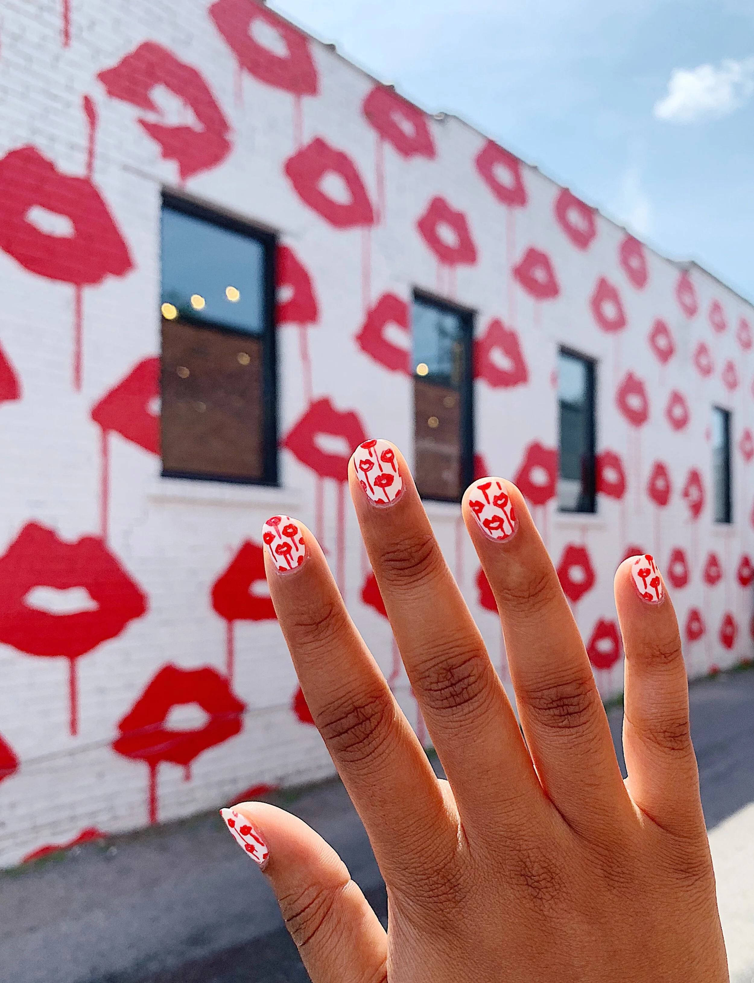 megglemynails_089_nashvilledrippylipsmural.JPG