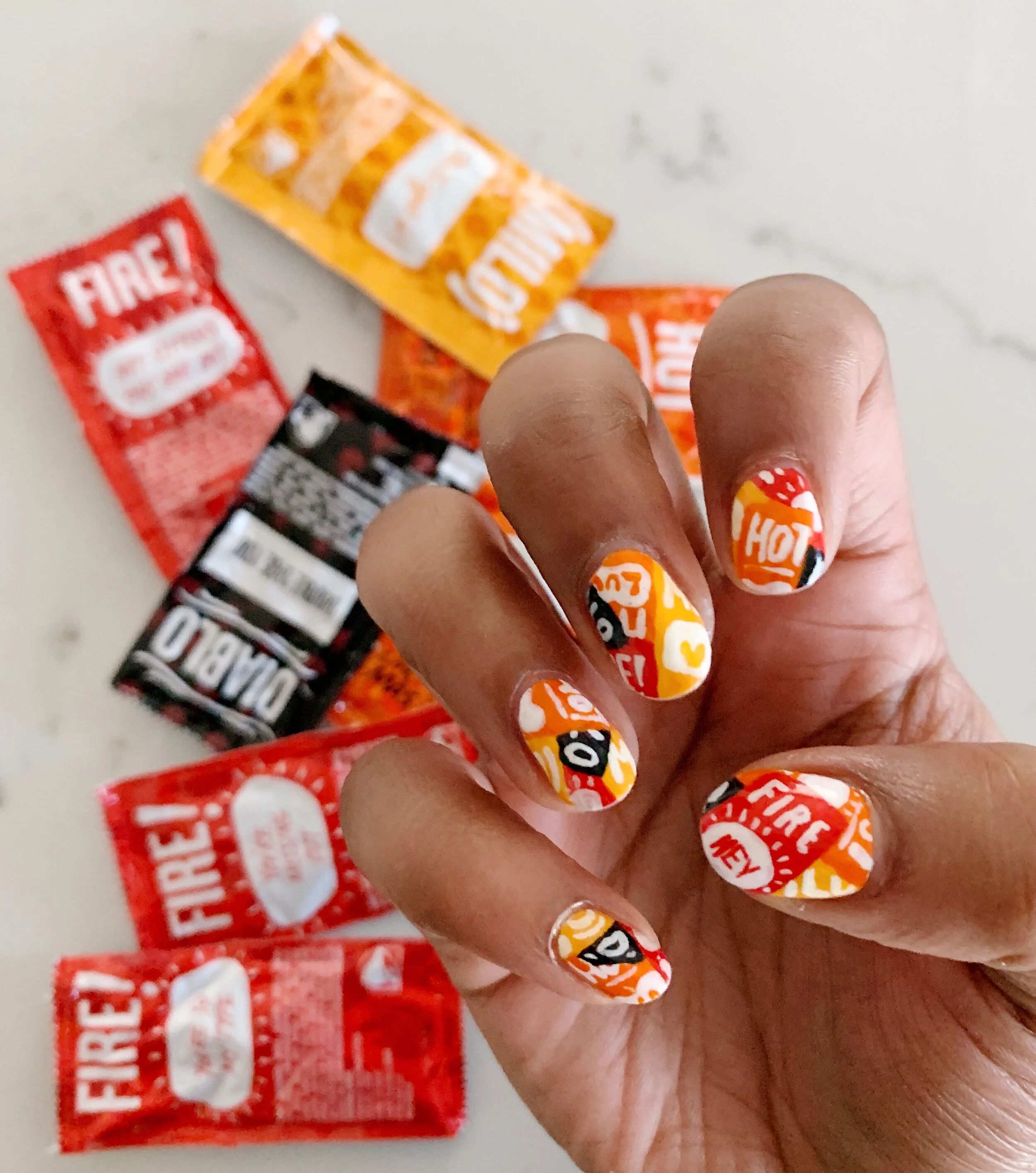 megglemynails_099_tacobellhotsauce.JPG