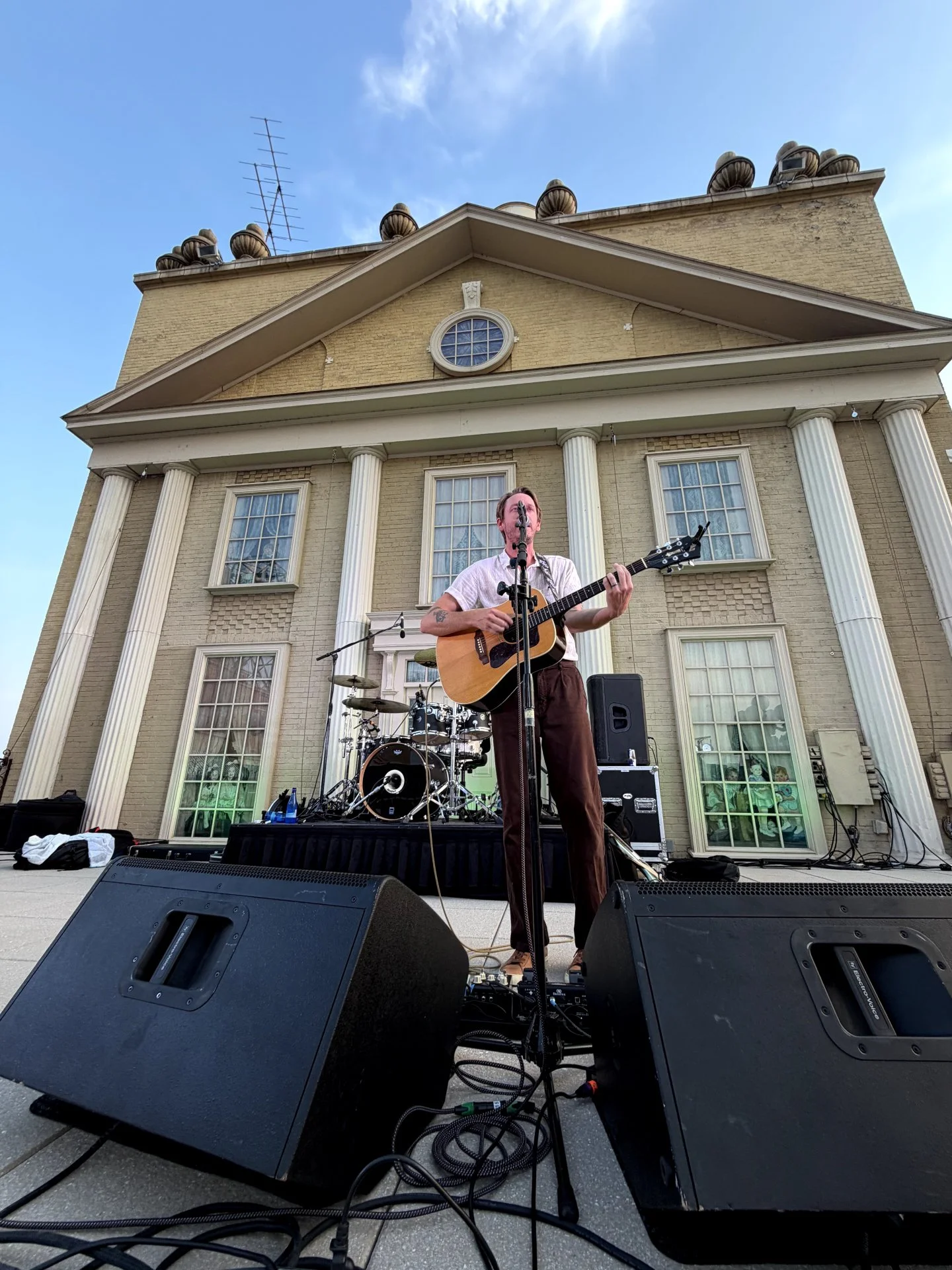 @jordanfryeofficial celebrated the release of &lsquo;daydreaming (summer deluxe)&rsquo; last night in Memphis with a special performance hosted by @Q1075 at the historic @peabodymemphis.