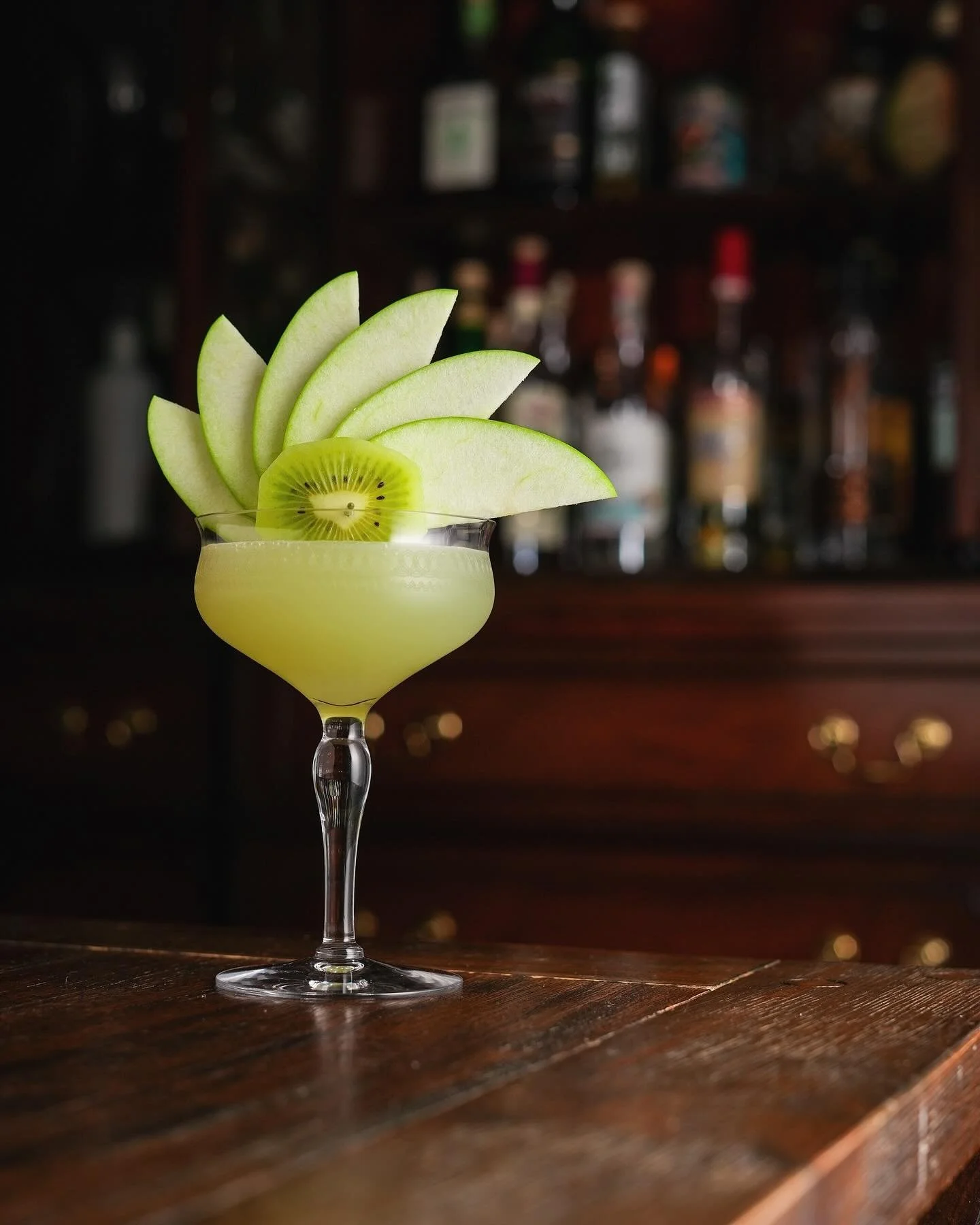 🇺🇸 February Crowd Favorite 🇺🇸 
Creator: @johneatsanddrinks 
Drink: SHE&rsquo;LL BE APPLES
&bull;
1.5oz Pisco (Chilean, @catanpisco) 
0.5oz Unaged rhum agricole (@rhumclementusa) 
1oz kiwi/apple juice (lime acid-adjusted)
0.75oz Italicus (@italicu