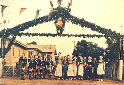 Immigrants in 1954 at the entrance to Wynndean