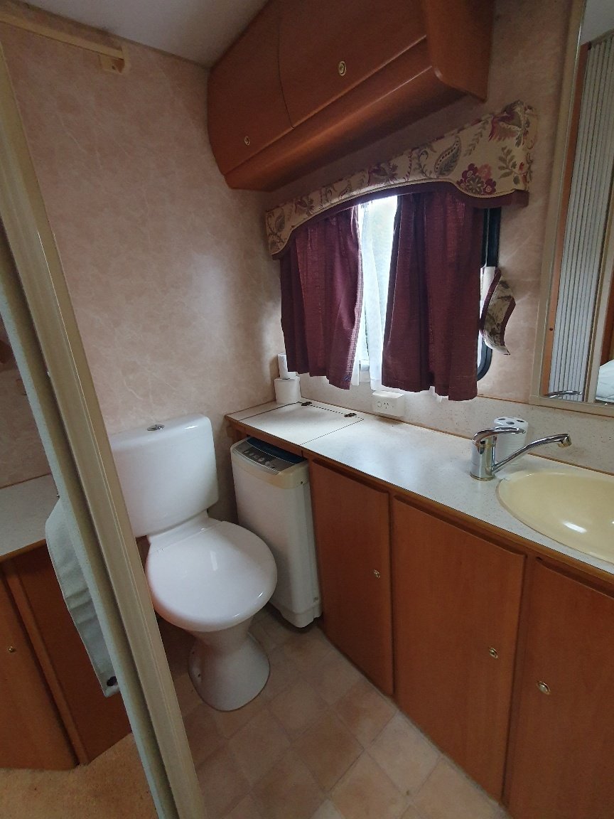 170526 Van ensuite 2.jpg