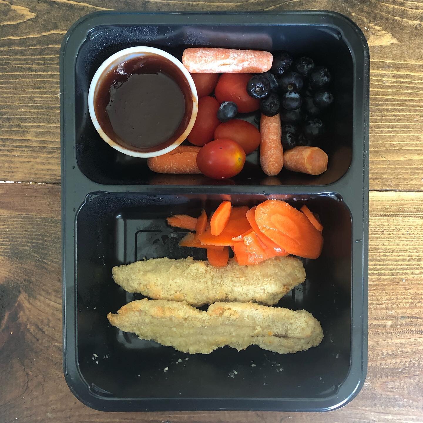 The best part about having lunch already made up is that I could spend more time outside with the kids, instead of having to sneak off to assemble lunch!
.
We had the almond crusted chicken tenders from @eatcooked and I added some fermented ginger ca