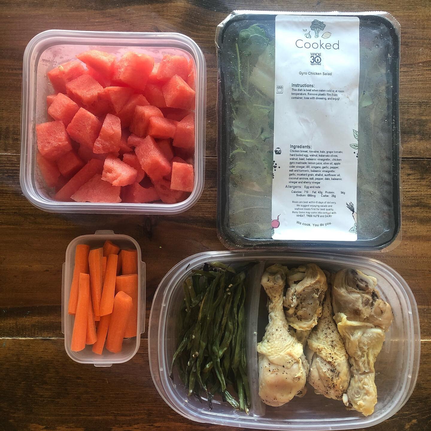 Today we packed a cooler and headed to the creek! 
- cold chicken drumsticks
- cold roasted green beans
- carrots
- watermelon 
- @eatcooked salad for ME!
- plantain chips and guacamole (not pictured)
.
Fruit and raw veggies are the easy part of picn
