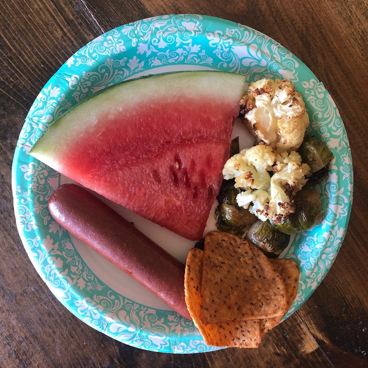 I would eat every meal outside, if I could! Leave the crumbs for the bugs, and wash sticky hands with the garden hose. 🙌🏻 Winning!
- organic hot dog from @aldiusa 
- cauliflower chips
- roasted brussell sprouts 
- roasted cauliflower 
- watermelon 