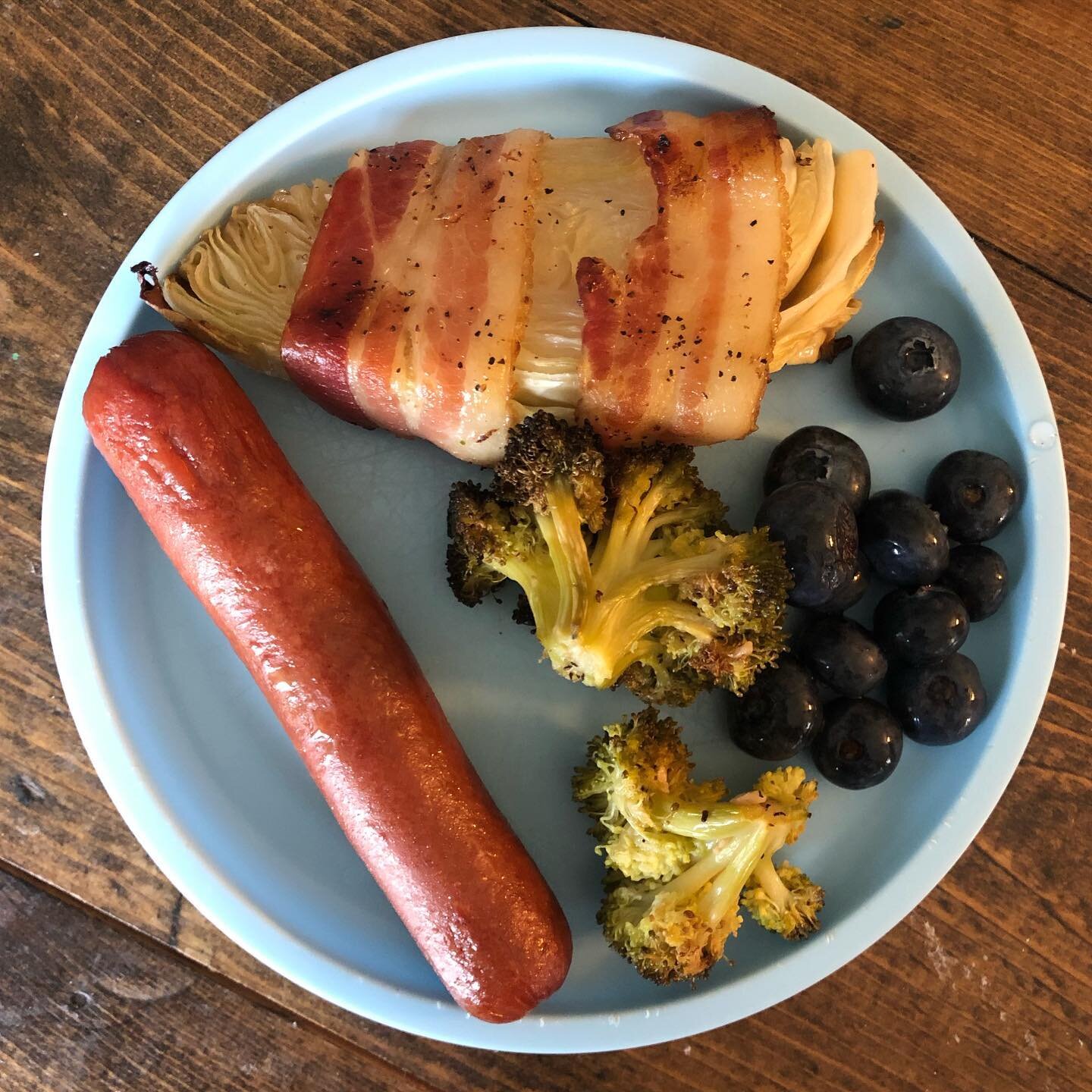 Today&rsquo;s lunch was ready in 5 minutes, thanks to leftovers! (That&rsquo;s why batch cooking earlier in the week is sooo important)
- organic hot dog from @aldiusa 
- bacon wrapped cabbage 
- roasted broccoli 
- blueberries 
.
I reheated everythi