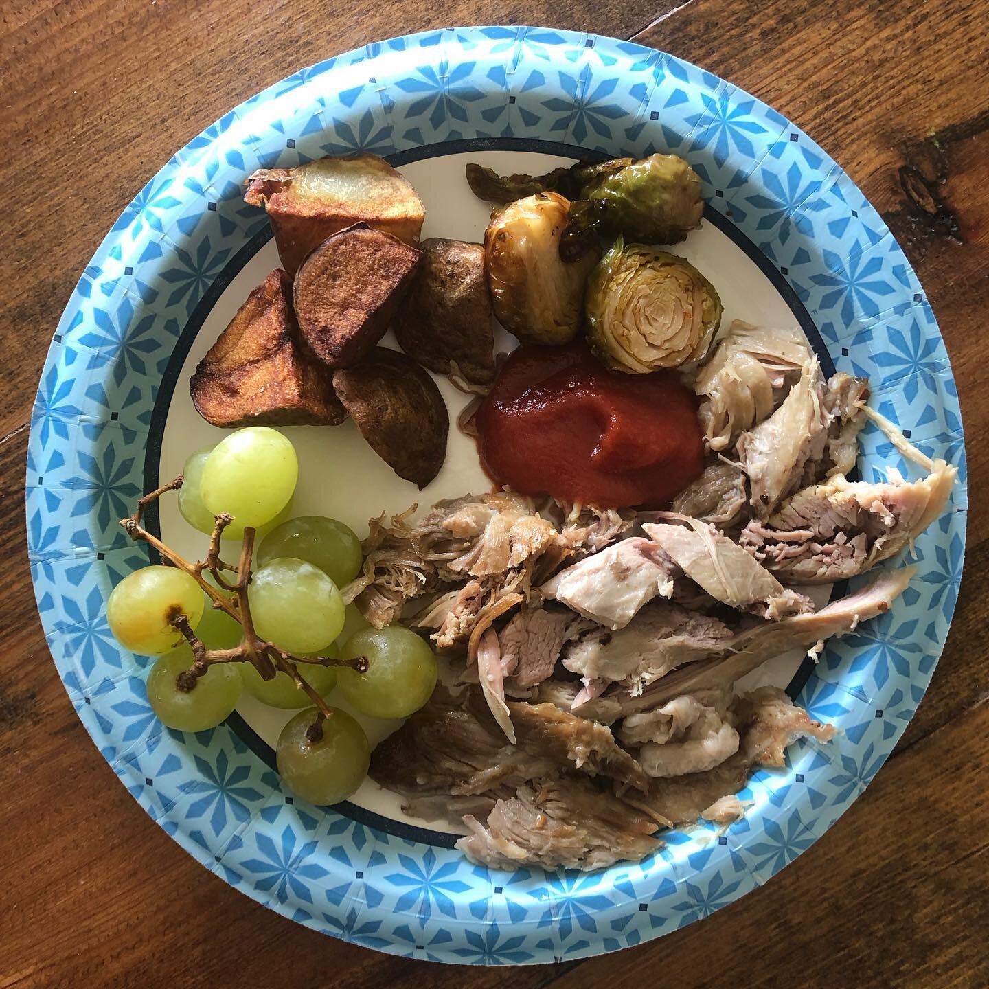 Yesterday&rsquo;s rice was a hit, so I&rsquo;m hoping the kids will still eat the last of this leftover pulled pork with some freshly made home fries 🤞🏻
- pulled pork with @thenewprimal ketchup
- home fries 
- roasted brussell sprouts 
- grapes 
.
