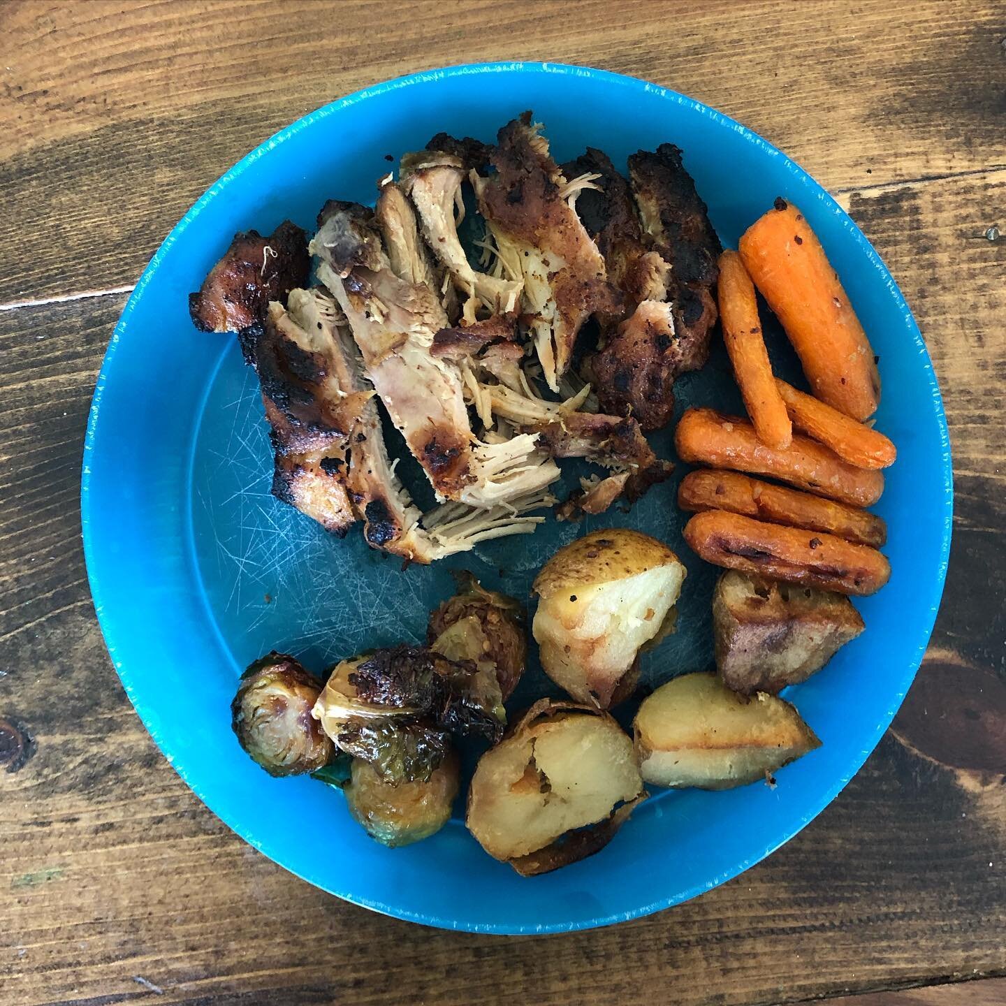 Finishing up the last of the leftovers from last week. Thankfully, chicken thighs reheat nicely and last more than a week in the fridge.
- chicken thigh strips
- roasted carrots
- roasted brussell sprouts 
.
I used to be squeamish about eating leftov