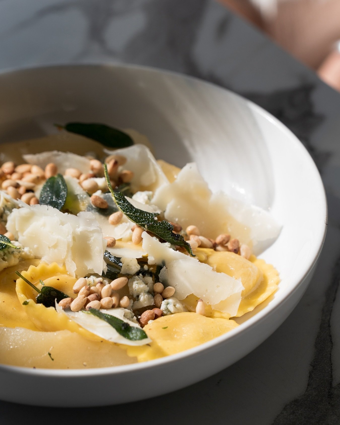 Not your average pasta dish. 🧀🍐
Pumpkin &amp; aged cheese ravioli, organic honey-glazed pear, sage butter, toasted pine nuts, and a bold touch of blue cheese. A winter-inspired masterpiece &mdash; and yes, it&rsquo;s vegetarian.

🌱 After something