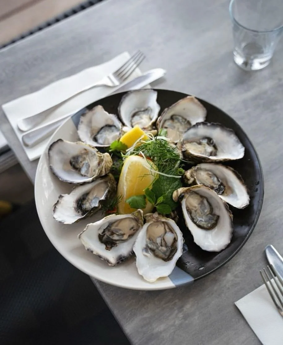 Boardwalk breeze, cold drinks, and $2 oysters. That&rsquo;s our kind of happy hour.

🦪 $2 Oysters | 3&ndash;4:30 PM Daily
✨ Booking recommended

.
.
.

#oysterhappyhour #freshoysters #coffinbayoysters #noosarestaurant #noosaeats #noosafood #hastings