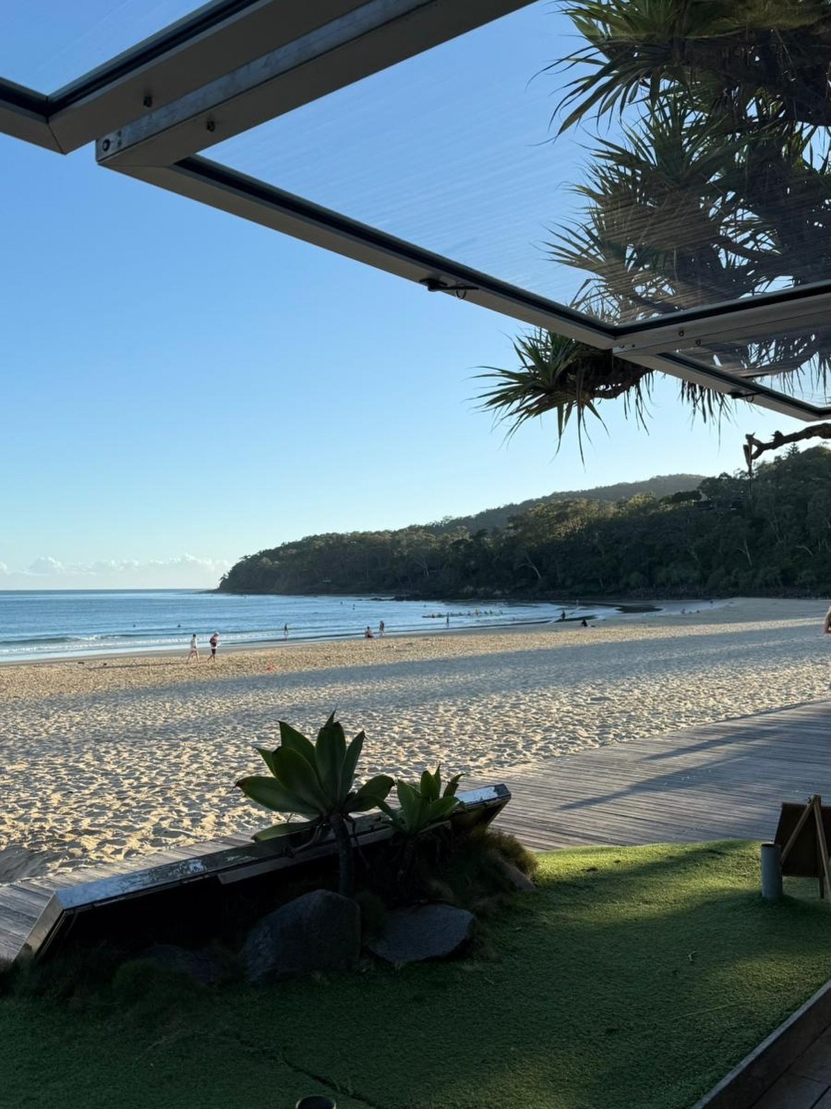 This view never disappoints💙

From breakfast to late dinner, Noosa Main Beach is always on the menu.

.
.
.

#beachfrontdining #noosamainbeach #noosabeach #noosarestaurant #hastingsstreetnoosa #noosalife