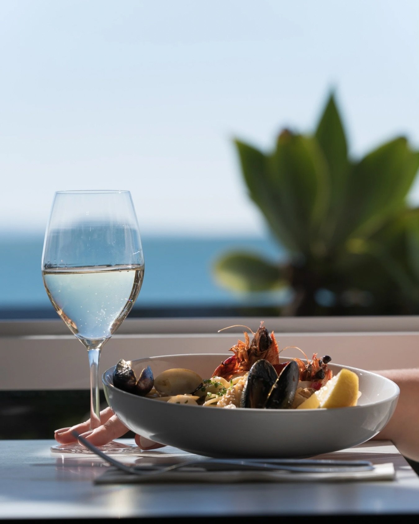 If summer had a flavour: seafood linguini, a crisp white wine chilled just right, and the ocean doing its thing in the background 🌊🌞

.
.
.

#noosa #noosarestaurant #noosaeats #seafoodlinguine #noosafood