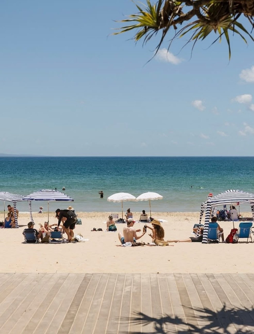 Long weekend vibes 🌊
We&rsquo;re open this Australia Day from 6.30am until late.
Start with a sunrise coffee, swing by for beachfront bites or settle in for a sunset dinner ✨

📸 by @hastingsstnoosa 

.
.
.

#noosa #noosalongweekend #hastingsstreetn